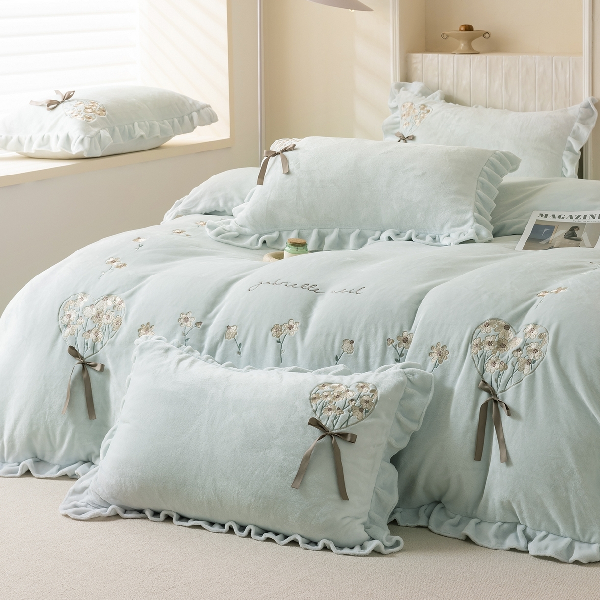 91家纺网 家纺一手货源 找家纺 （总）卡初家居（原微来） 2025新款A类秋冬亲肤牛奶绒刺绣款四件套-谧语系列（提供买家秀）