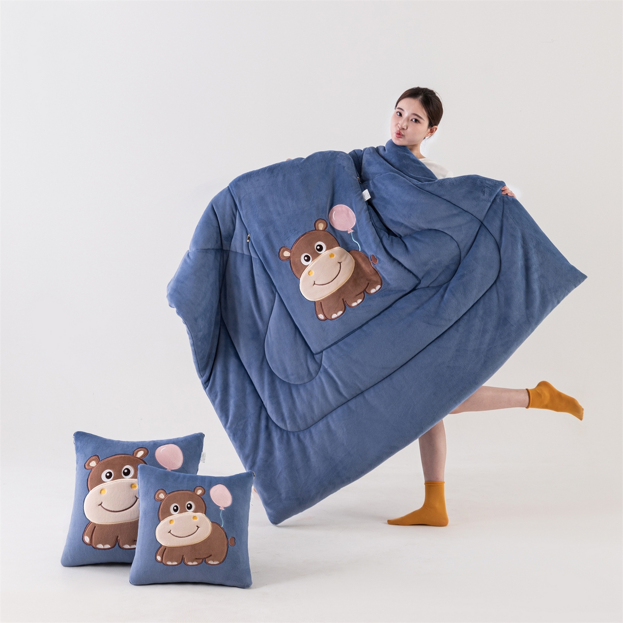 91家纺网 家纺一手货源 找家纺 （总）哩哩熊 2025新款抱枕被子两用加厚牛奶绒二合一汽车载枕头办公室午睡毯子冬天-气球河马