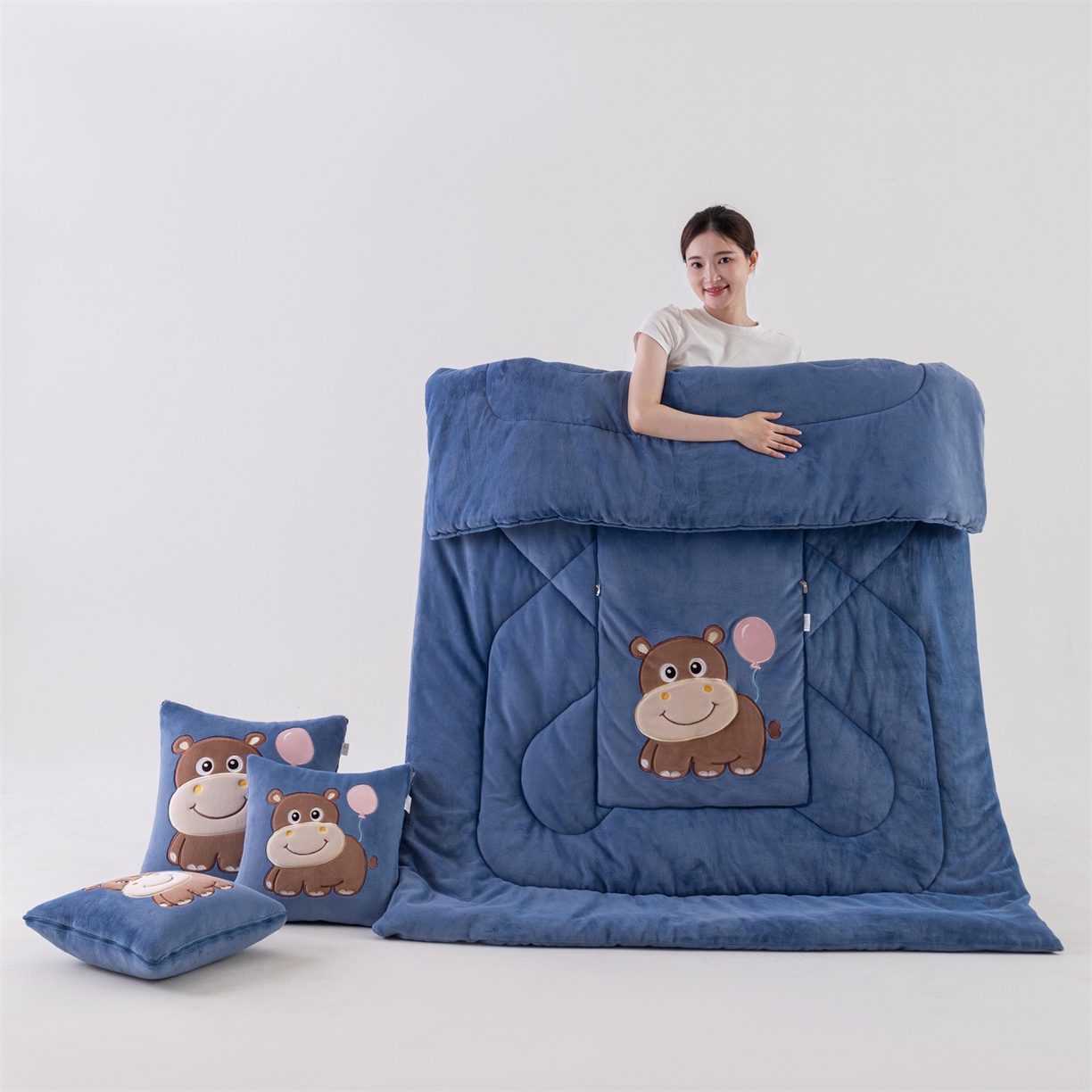 91家纺网 家纺一手货源 找家纺 （总）哩哩熊 2025新款抱枕被子两用加厚牛奶绒二合一汽车载枕头办公室午睡毯子冬天-气球河马