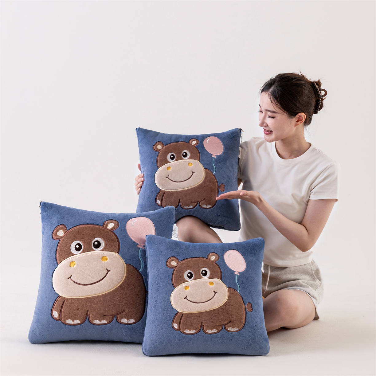 91家纺网 家纺一手货源 找家纺 （总）哩哩熊 2025新款抱枕被子两用加厚牛奶绒二合一汽车载枕头办公室午睡毯子冬天-气球河马