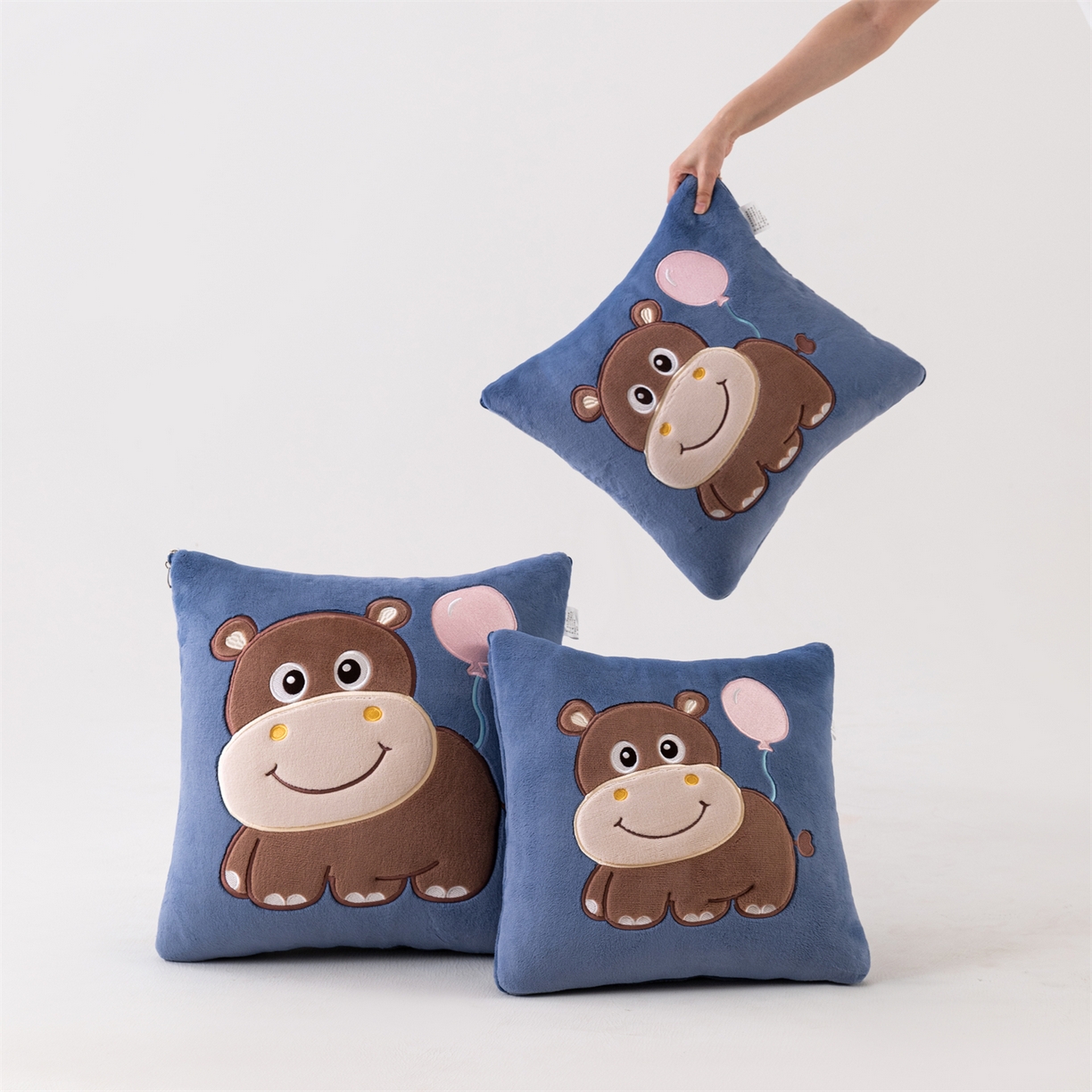 91家纺网 家纺一手货源 找家纺 哩哩熊 2025新款抱枕被子两用加厚牛奶绒二合一汽车载枕头办公室午睡毯子冬天-气球河马 气球河马-宝蓝