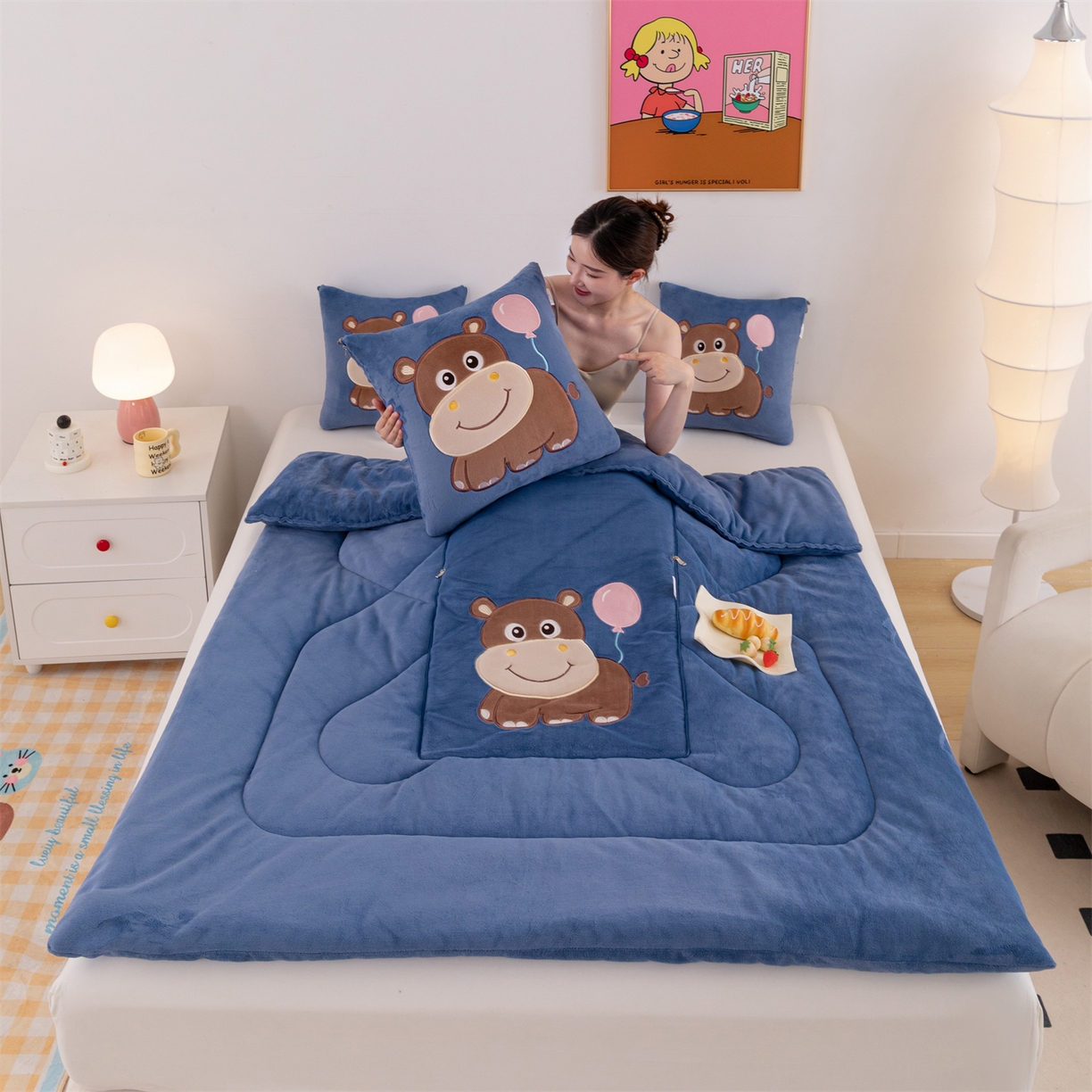 91家纺网 家纺一手货源 找家纺 哩哩熊 2025新款抱枕被子两用加厚牛奶绒二合一汽车载枕头办公室午睡毯子冬天-气球河马 气球河马-宝蓝