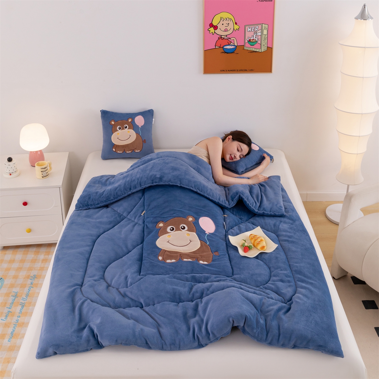 91家纺网 家纺一手货源 找家纺 哩哩熊 2025新款抱枕被子两用加厚牛奶绒二合一汽车载枕头办公室午睡毯子冬天-气球河马 气球河马-宝蓝