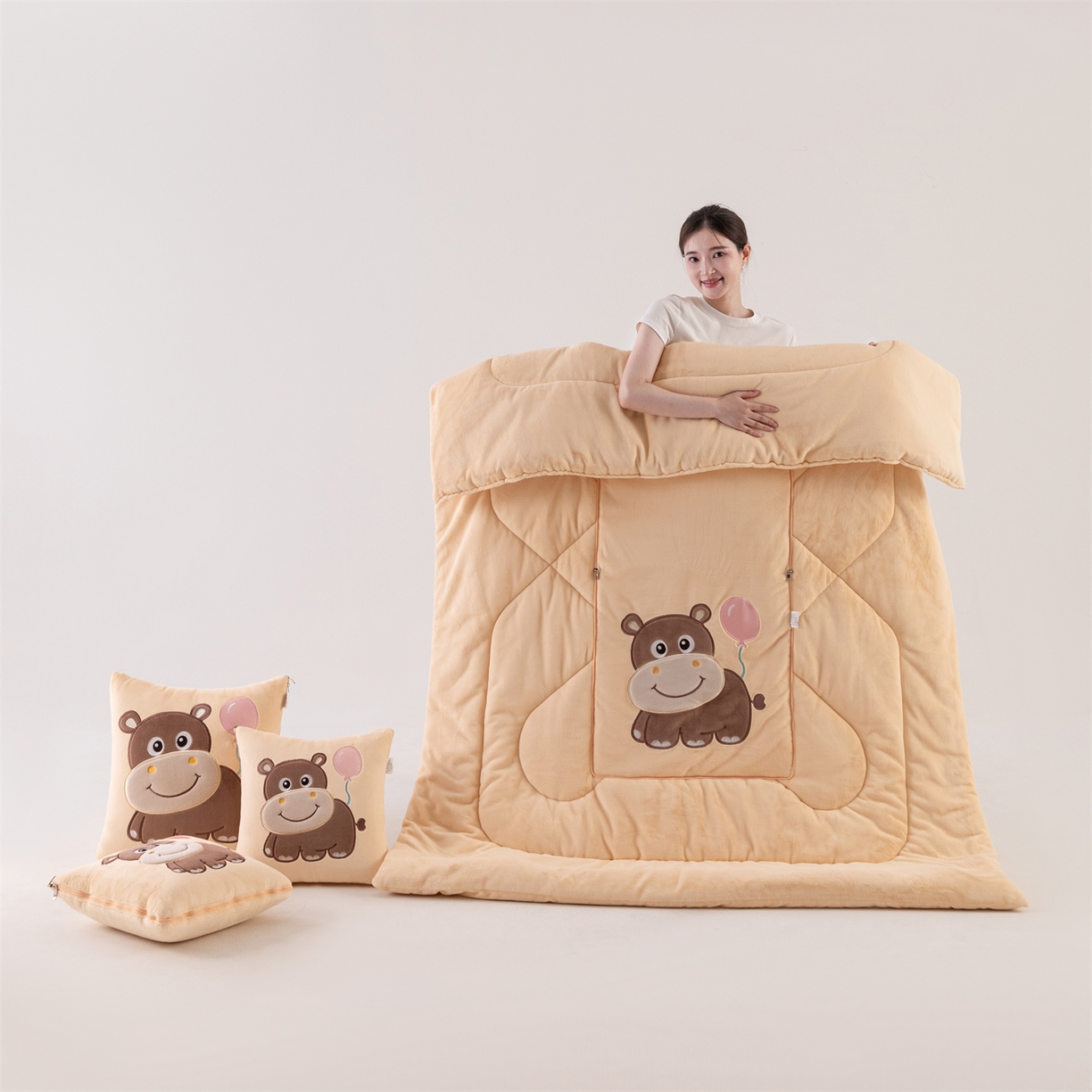 91家纺网 家纺一手货源 找家纺 哩哩熊 2025新款抱枕被子两用加厚牛奶绒二合一汽车载枕头办公室午睡毯子冬天-气球河马 气球河马-麦黄