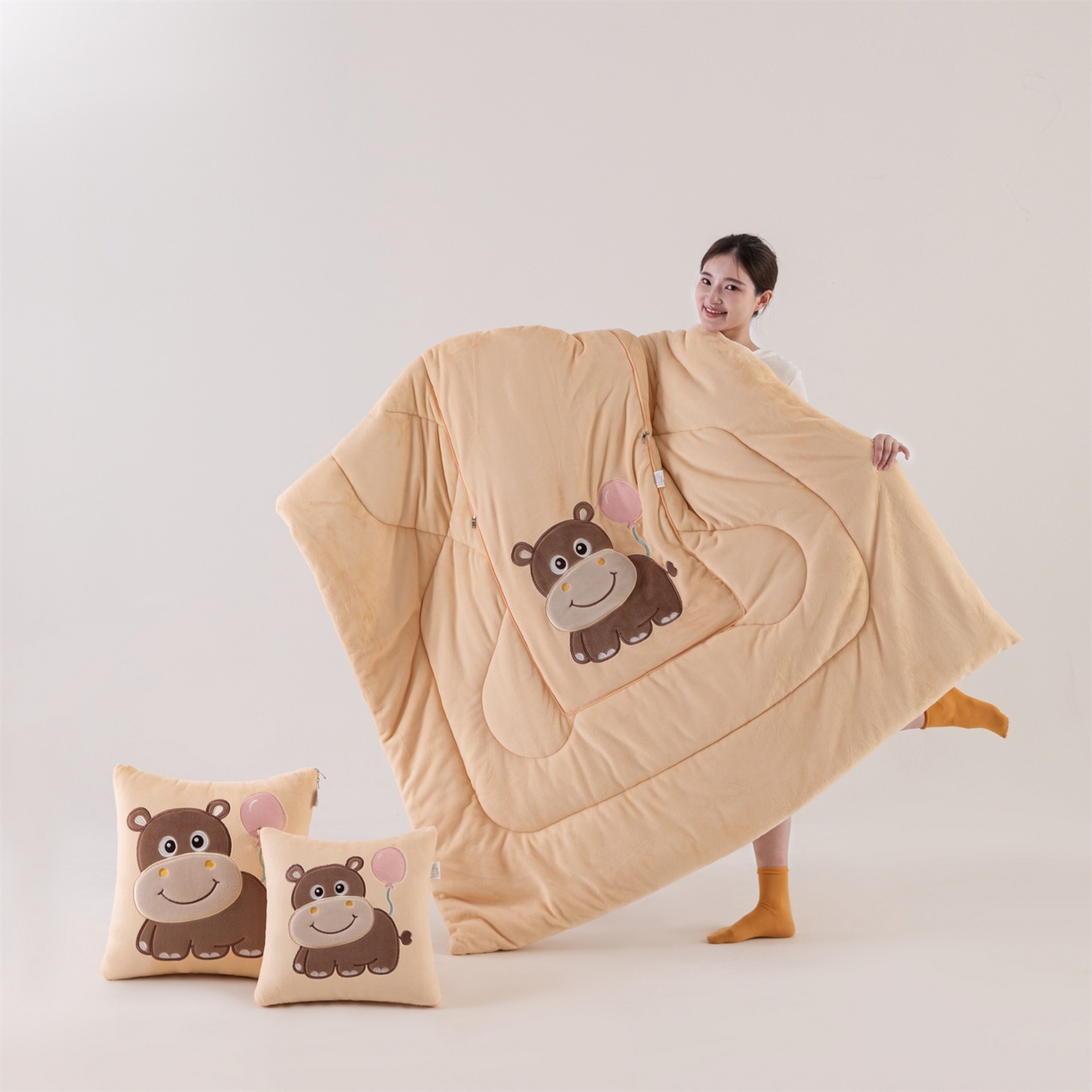 91家纺网 家纺一手货源 找家纺 哩哩熊 2025新款抱枕被子两用加厚牛奶绒二合一汽车载枕头办公室午睡毯子冬天-气球河马 气球河马-麦黄