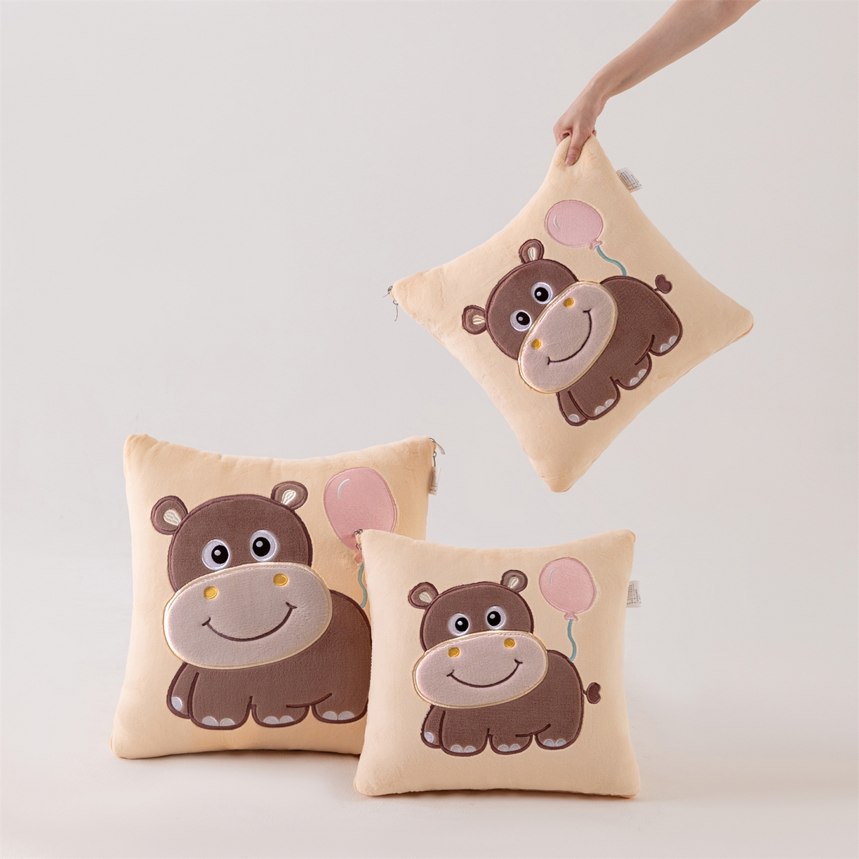 91家纺网 家纺一手货源 找家纺 哩哩熊 2025新款抱枕被子两用加厚牛奶绒二合一汽车载枕头办公室午睡毯子冬天-气球河马 气球河马-麦黄