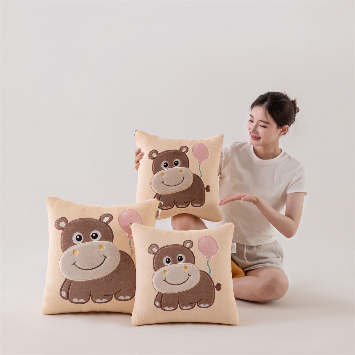 91家纺网 家纺一手货源 找家纺 哩哩熊 2025新款抱枕被子两用加厚牛奶绒二合一汽车载枕头办公室午睡毯子冬天-气球河马 气球河马-麦黄