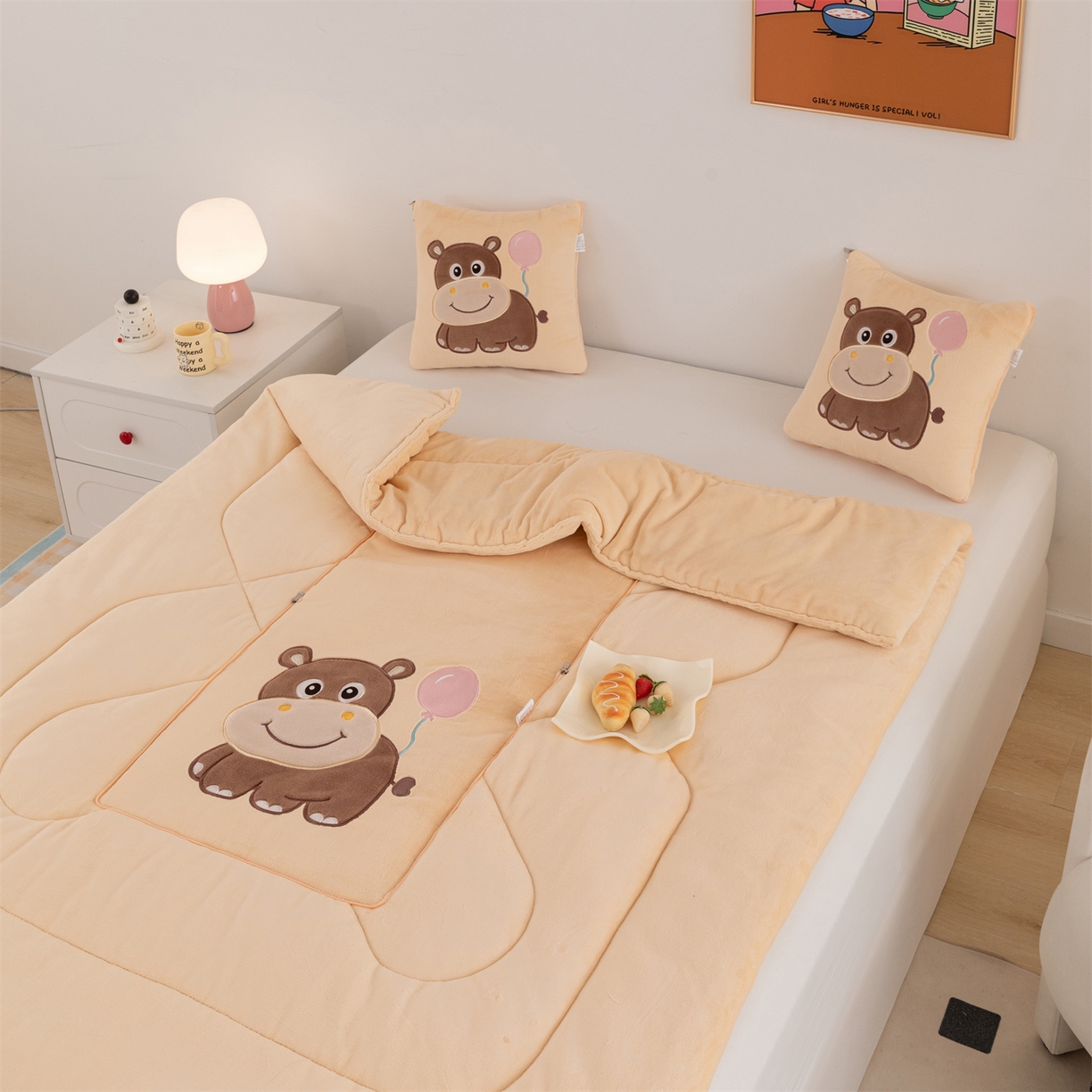 91家纺网 家纺一手货源 找家纺 哩哩熊 2025新款抱枕被子两用加厚牛奶绒二合一汽车载枕头办公室午睡毯子冬天-气球河马 气球河马-麦黄