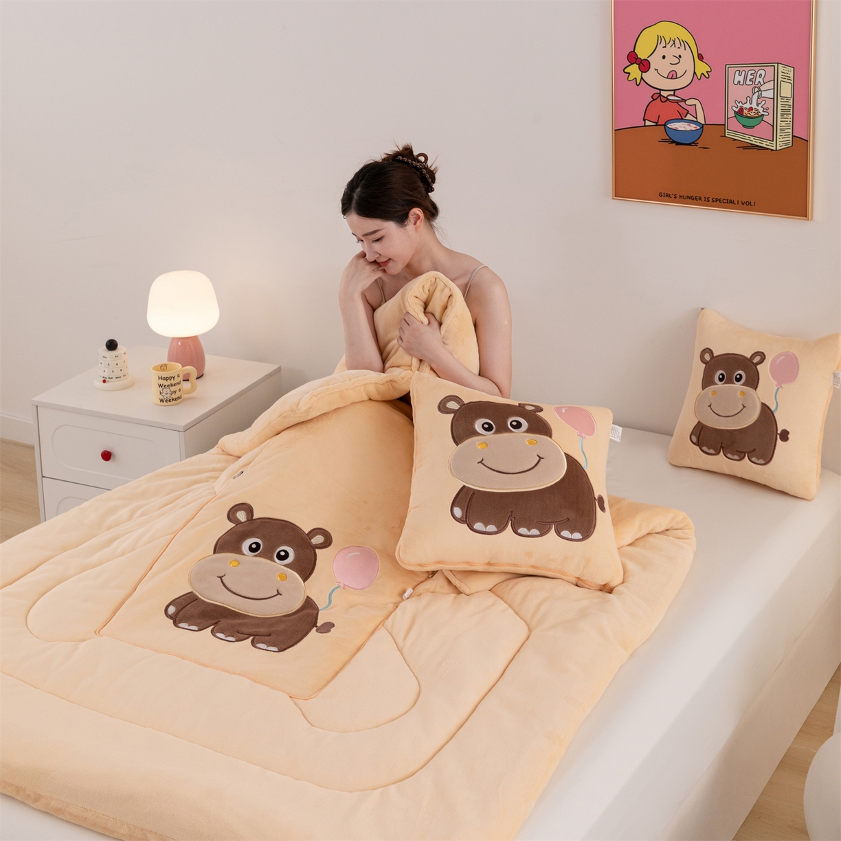 91家纺网 家纺一手货源 找家纺 哩哩熊 2025新款抱枕被子两用加厚牛奶绒二合一汽车载枕头办公室午睡毯子冬天-气球河马 气球河马-麦黄