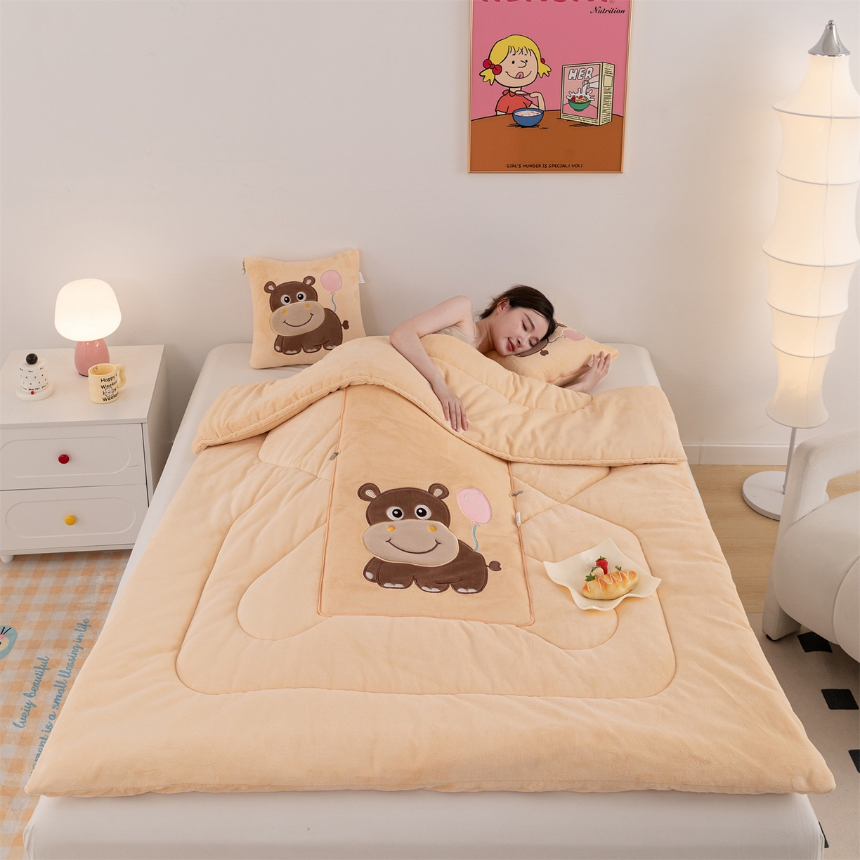 91家纺网 家纺一手货源 找家纺 哩哩熊 2025新款抱枕被子两用加厚牛奶绒二合一汽车载枕头办公室午睡毯子冬天-气球河马 气球河马-麦黄