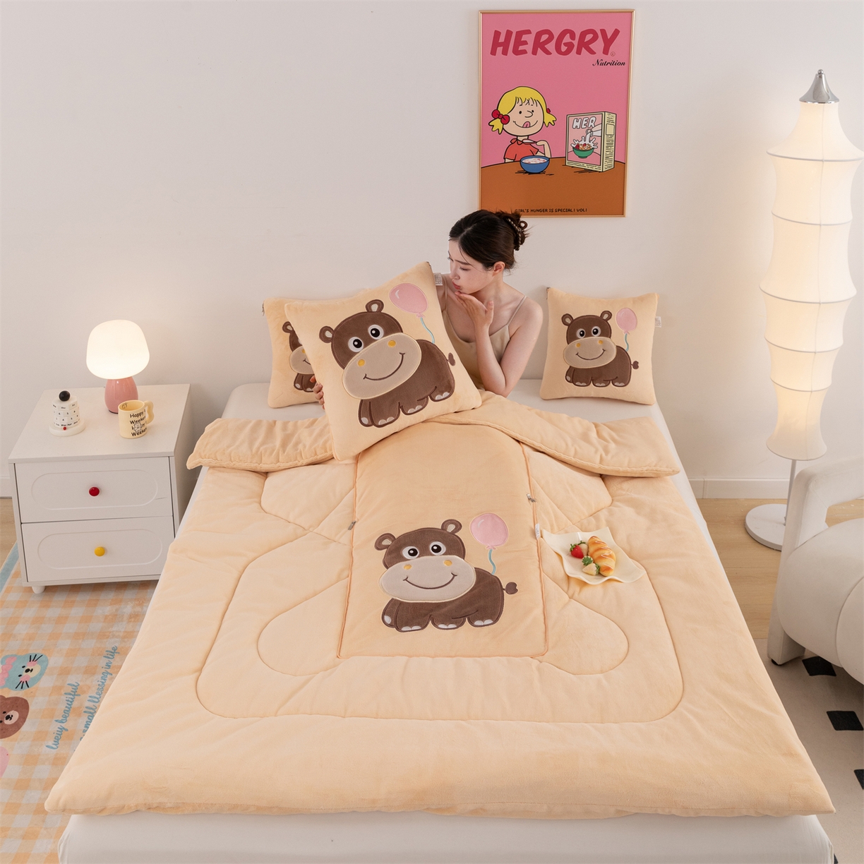 91家纺网 家纺一手货源 找家纺 哩哩熊 2025新款抱枕被子两用加厚牛奶绒二合一汽车载枕头办公室午睡毯子冬天-气球河马 气球河马-麦黄