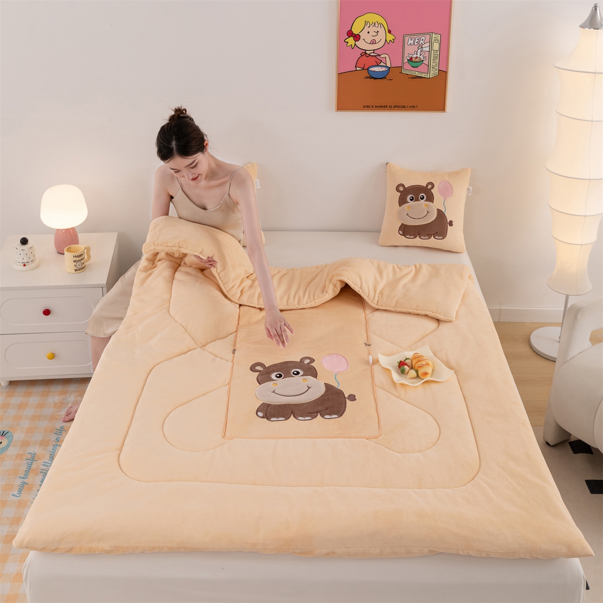 91家纺网 家纺一手货源 找家纺 哩哩熊 2025新款抱枕被子两用加厚牛奶绒二合一汽车载枕头办公室午睡毯子冬天-气球河马 气球河马-麦黄