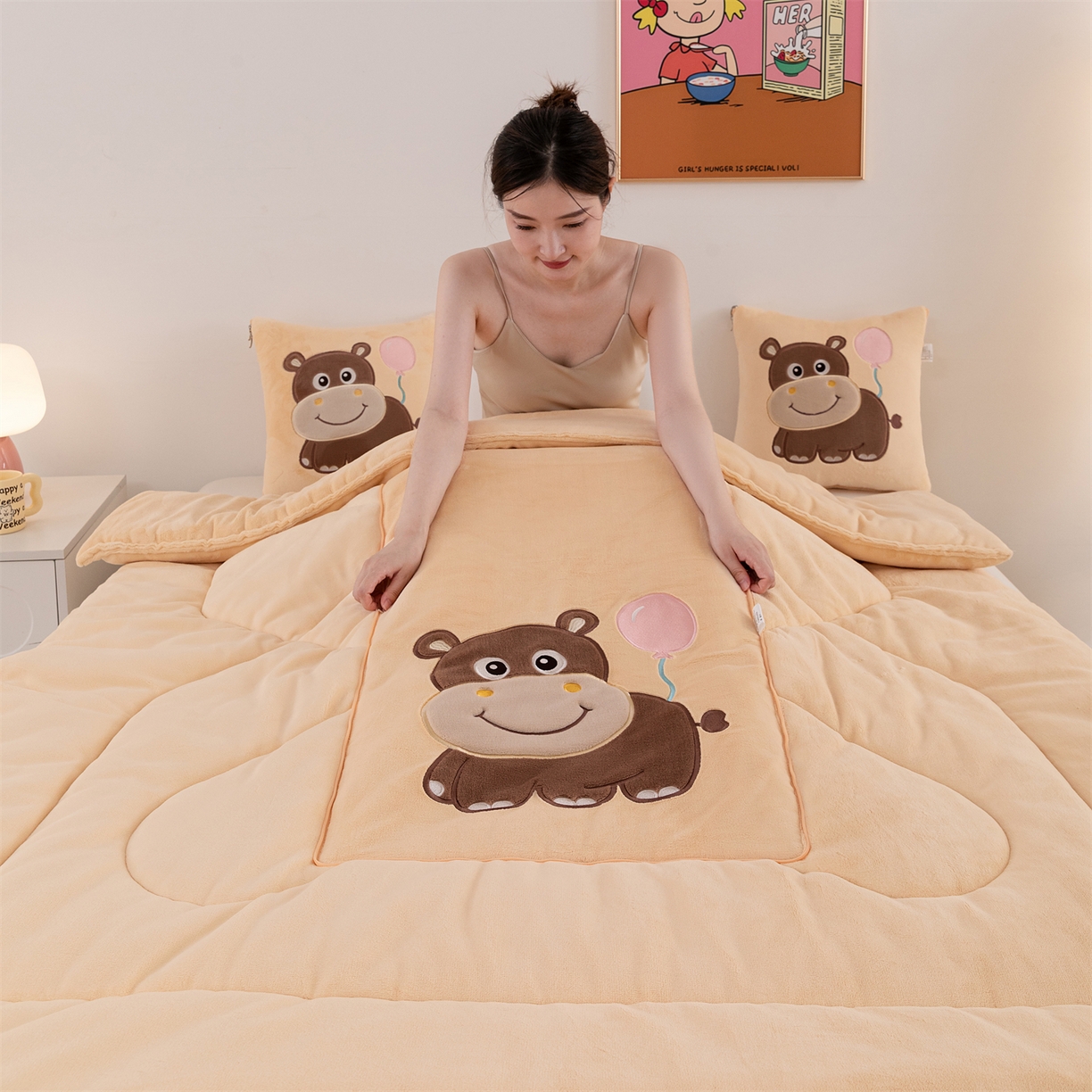 91家纺网 家纺一手货源 找家纺 哩哩熊 2025新款抱枕被子两用加厚牛奶绒二合一汽车载枕头办公室午睡毯子冬天-气球河马 气球河马-麦黄