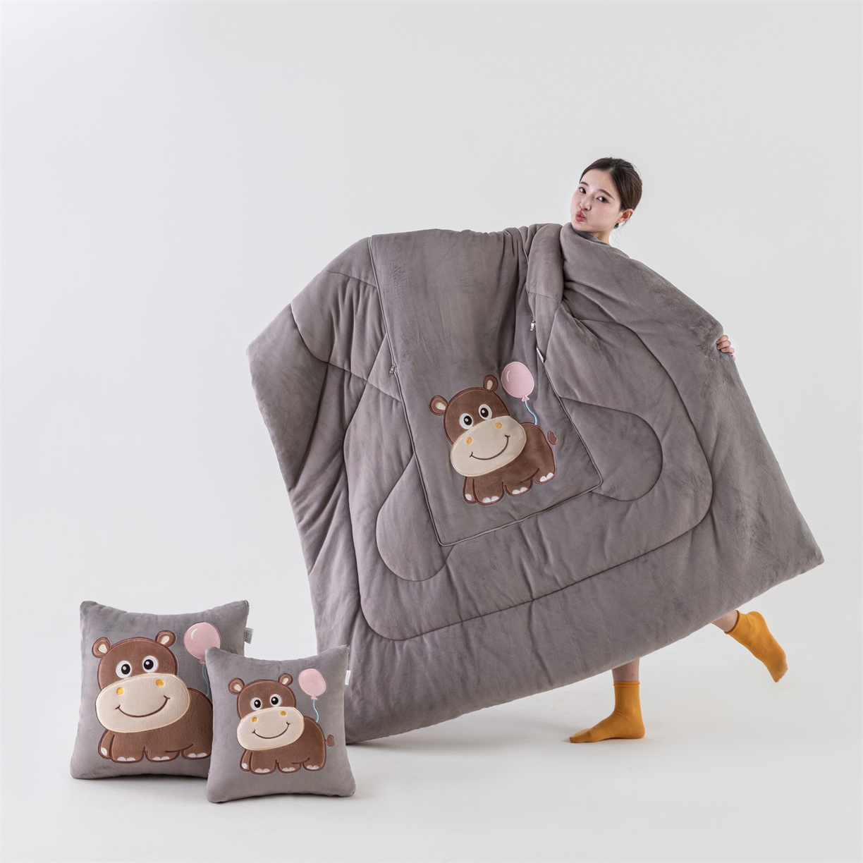 91家纺网 家纺一手货源 找家纺 哩哩熊 2025新款抱枕被子两用加厚牛奶绒二合一汽车载枕头办公室午睡毯子冬天-气球河马 气球河马-深灰