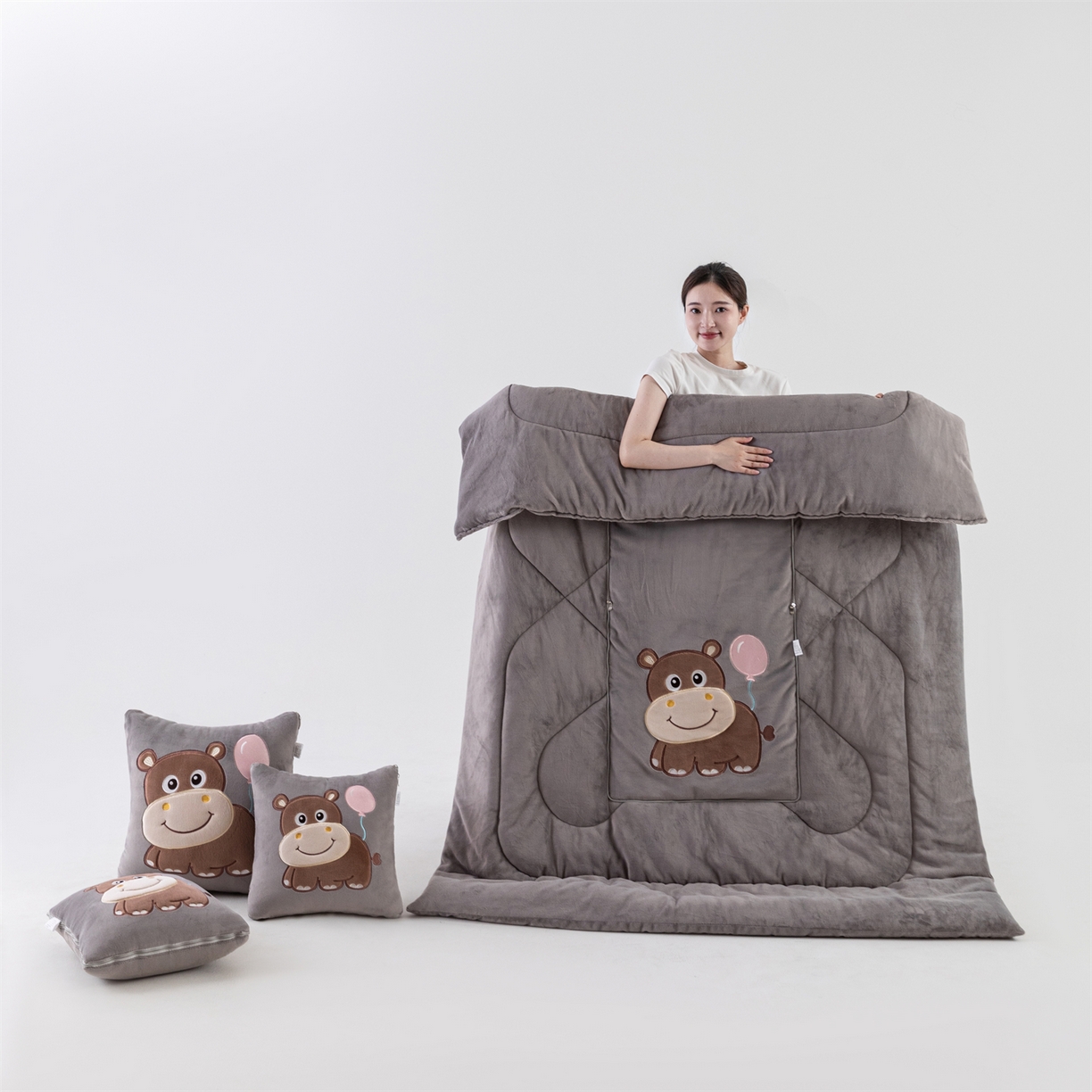 91家纺网 家纺一手货源 找家纺 哩哩熊 2025新款抱枕被子两用加厚牛奶绒二合一汽车载枕头办公室午睡毯子冬天-气球河马 气球河马-深灰