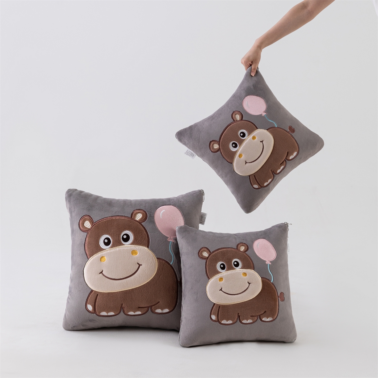 91家纺网 家纺一手货源 找家纺 哩哩熊 2025新款抱枕被子两用加厚牛奶绒二合一汽车载枕头办公室午睡毯子冬天-气球河马 气球河马-深灰
