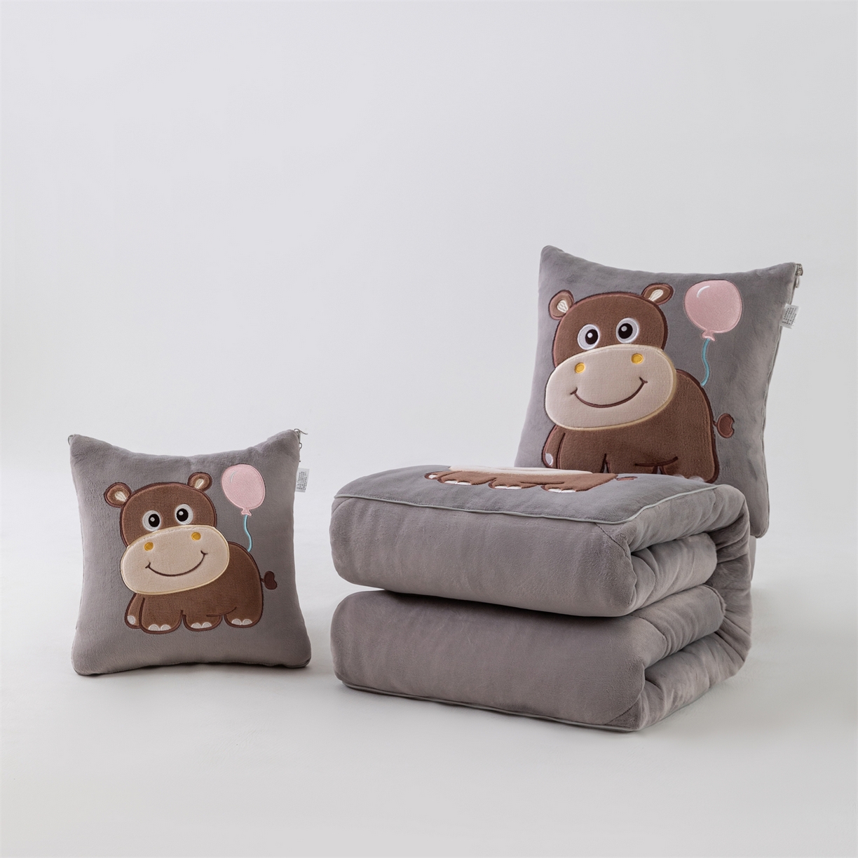 91家纺网 家纺一手货源 找家纺 哩哩熊 2025新款抱枕被子两用加厚牛奶绒二合一汽车载枕头办公室午睡毯子冬天-气球河马 气球河马-深灰