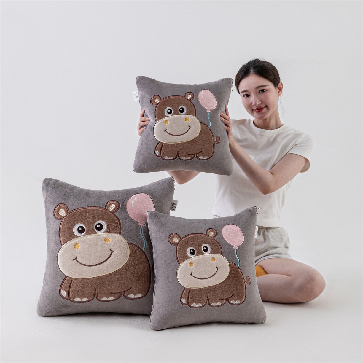 91家纺网 家纺一手货源 找家纺 哩哩熊 2025新款抱枕被子两用加厚牛奶绒二合一汽车载枕头办公室午睡毯子冬天-气球河马 气球河马-深灰