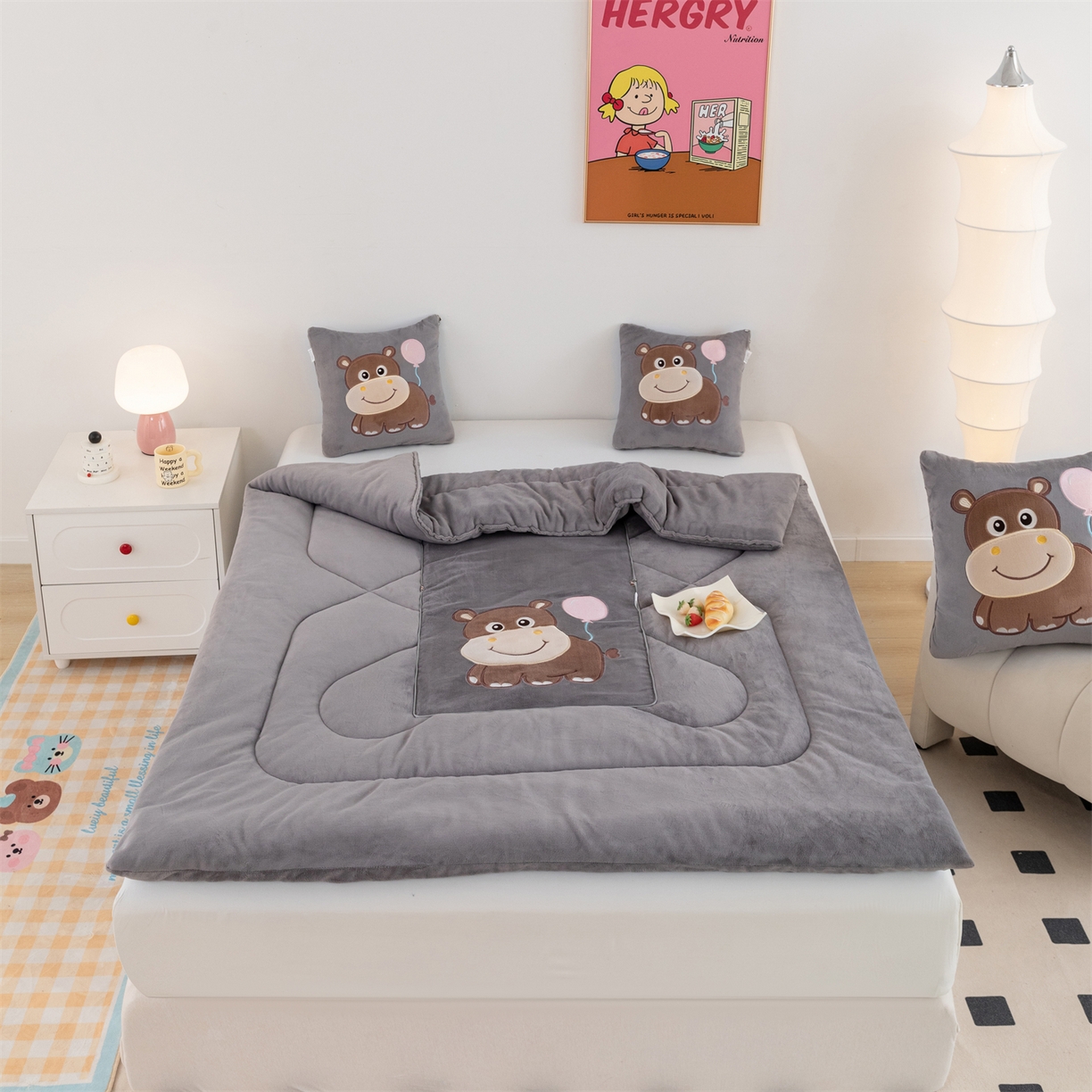 91家纺网 家纺一手货源 找家纺 哩哩熊 2025新款抱枕被子两用加厚牛奶绒二合一汽车载枕头办公室午睡毯子冬天-气球河马 气球河马-深灰