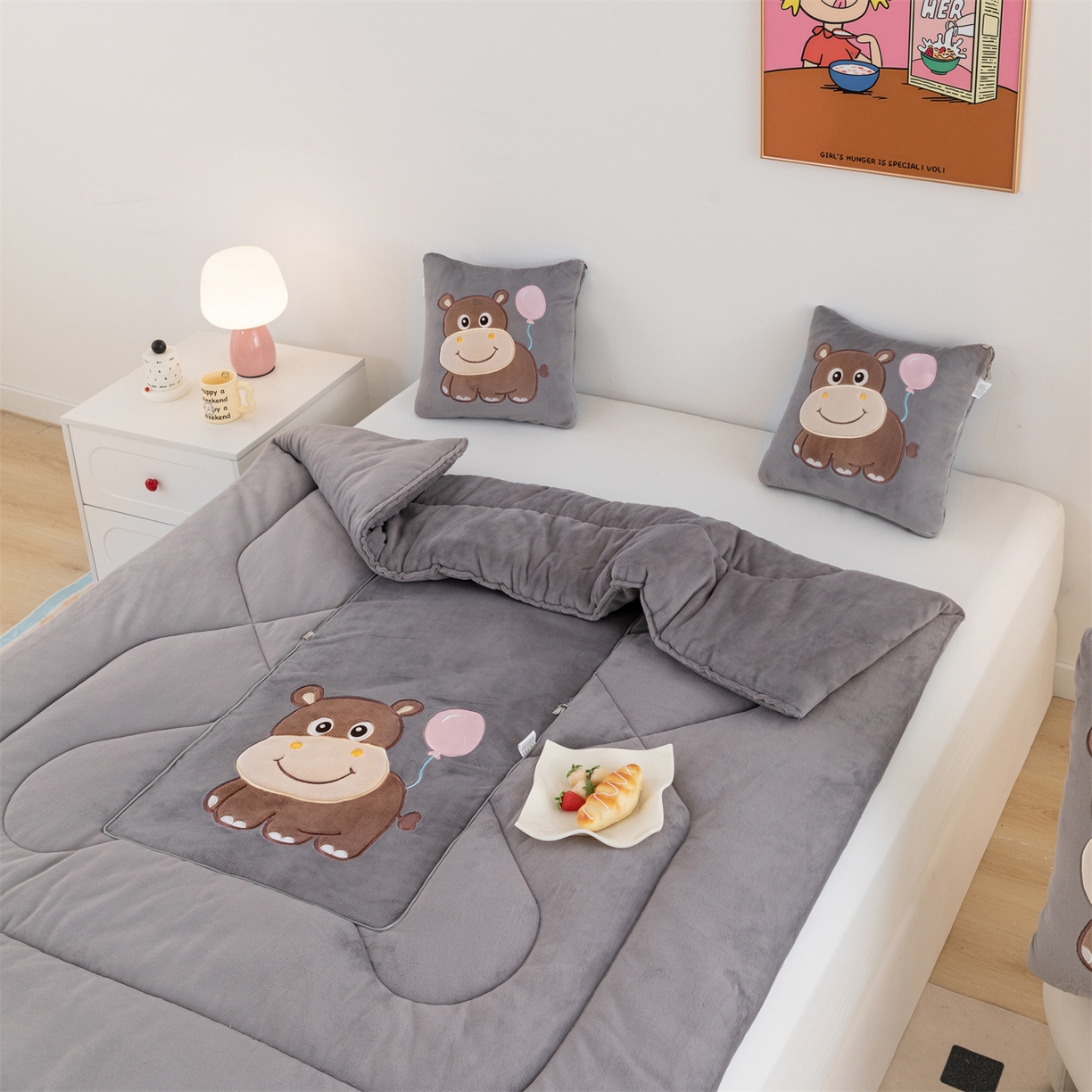 91家纺网 家纺一手货源 找家纺 哩哩熊 2025新款抱枕被子两用加厚牛奶绒二合一汽车载枕头办公室午睡毯子冬天-气球河马 气球河马-深灰