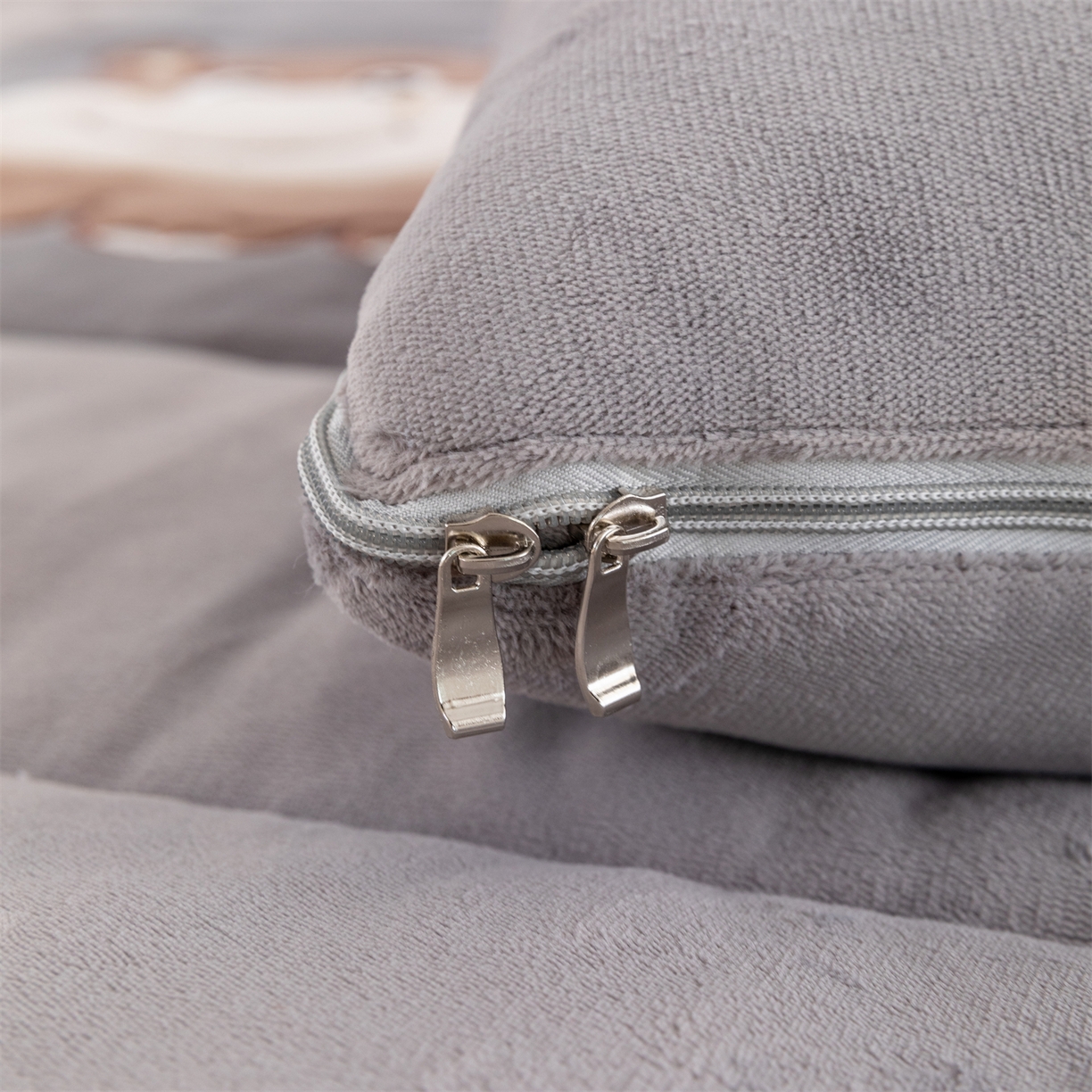 91家纺网 家纺一手货源 找家纺 哩哩熊 2025新款抱枕被子两用加厚牛奶绒二合一汽车载枕头办公室午睡毯子冬天-气球河马 气球河马-深灰