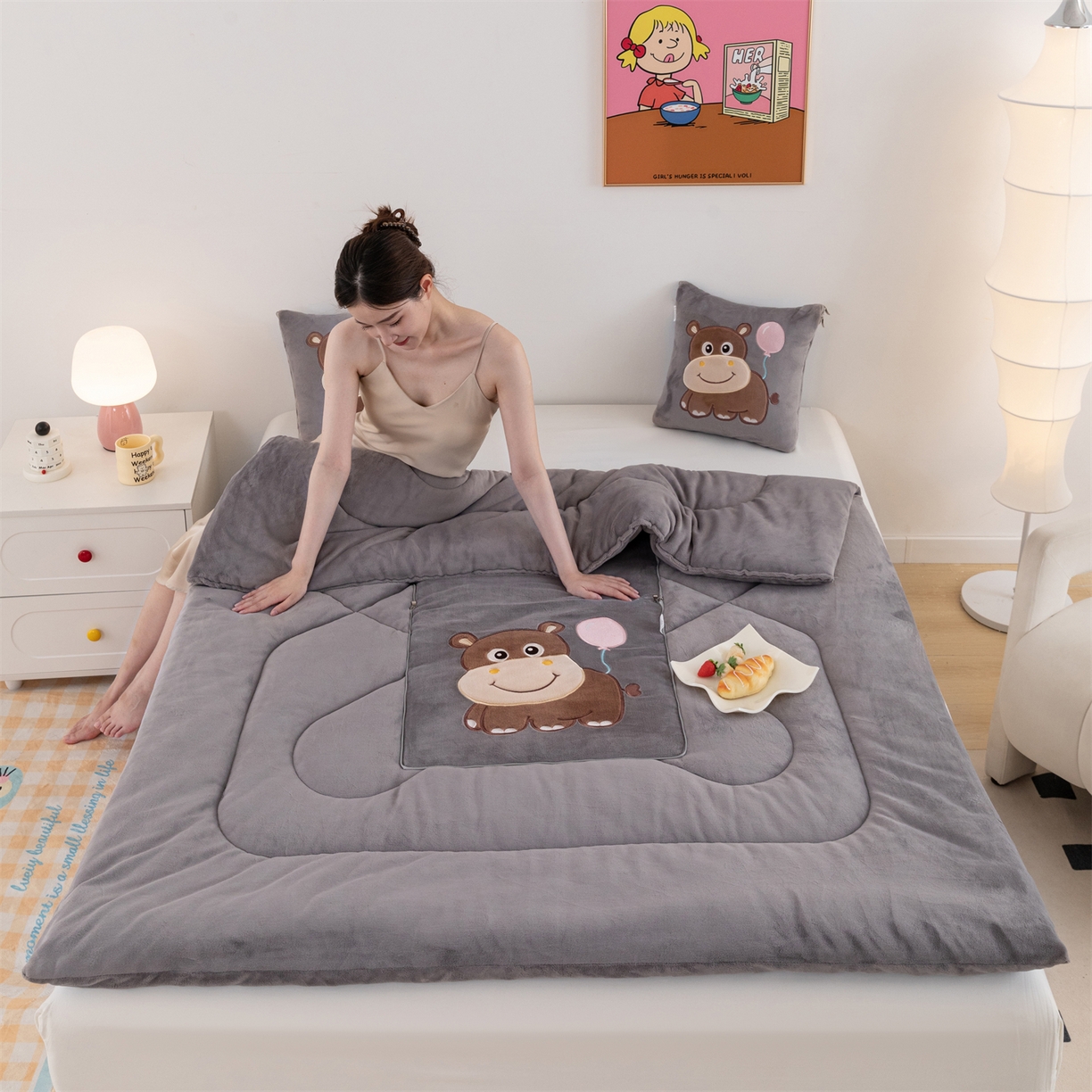 91家纺网 家纺一手货源 找家纺 哩哩熊 2025新款抱枕被子两用加厚牛奶绒二合一汽车载枕头办公室午睡毯子冬天-气球河马 气球河马-深灰