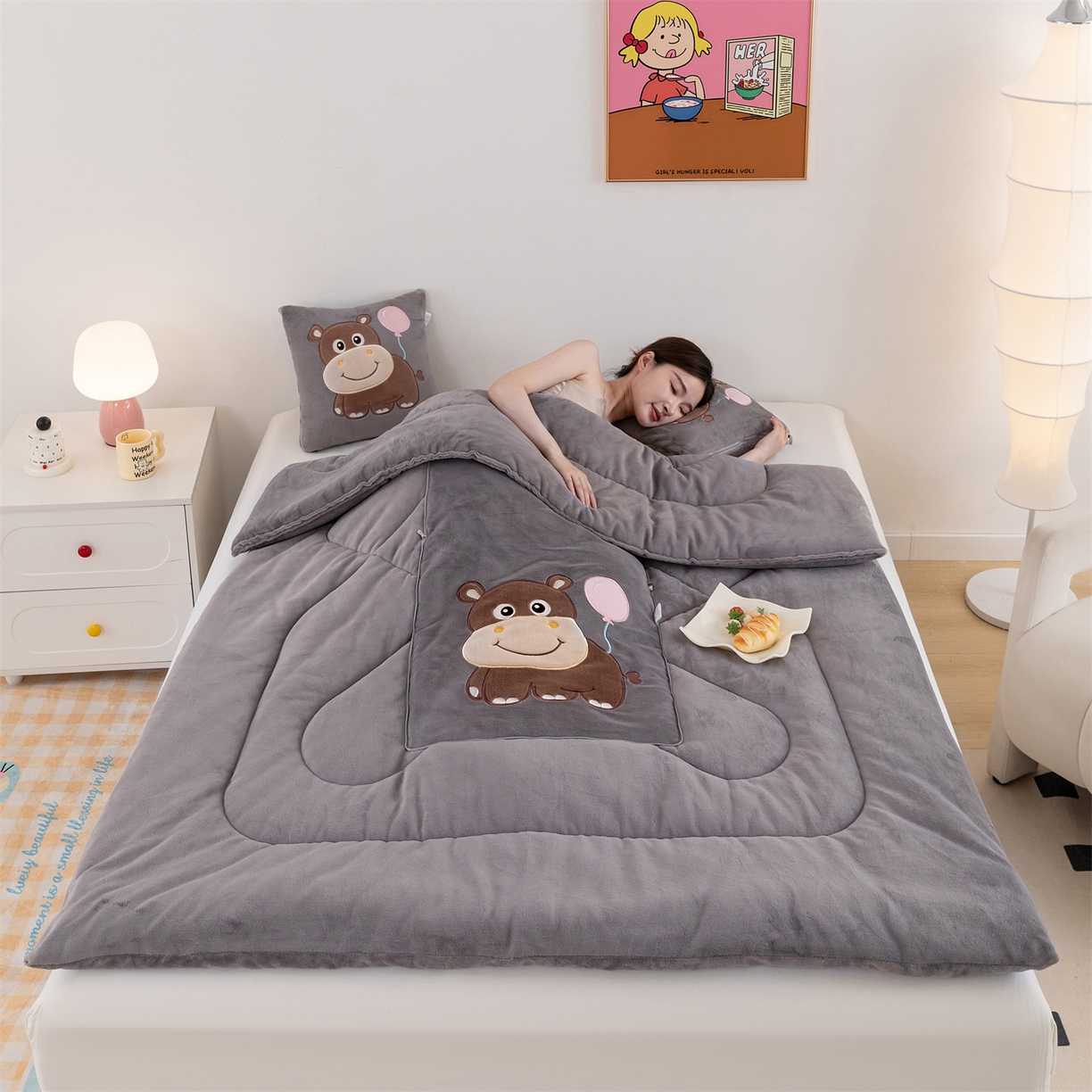 91家纺网 家纺一手货源 找家纺 哩哩熊 2025新款抱枕被子两用加厚牛奶绒二合一汽车载枕头办公室午睡毯子冬天-气球河马 气球河马-深灰