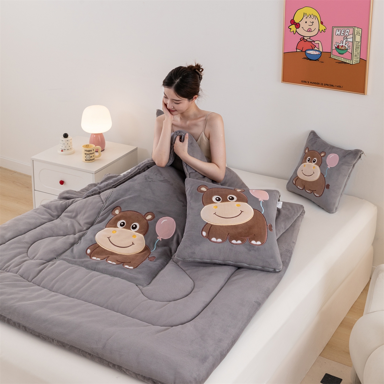 91家纺网 家纺一手货源 找家纺 哩哩熊 2025新款抱枕被子两用加厚牛奶绒二合一汽车载枕头办公室午睡毯子冬天-气球河马 气球河马-深灰