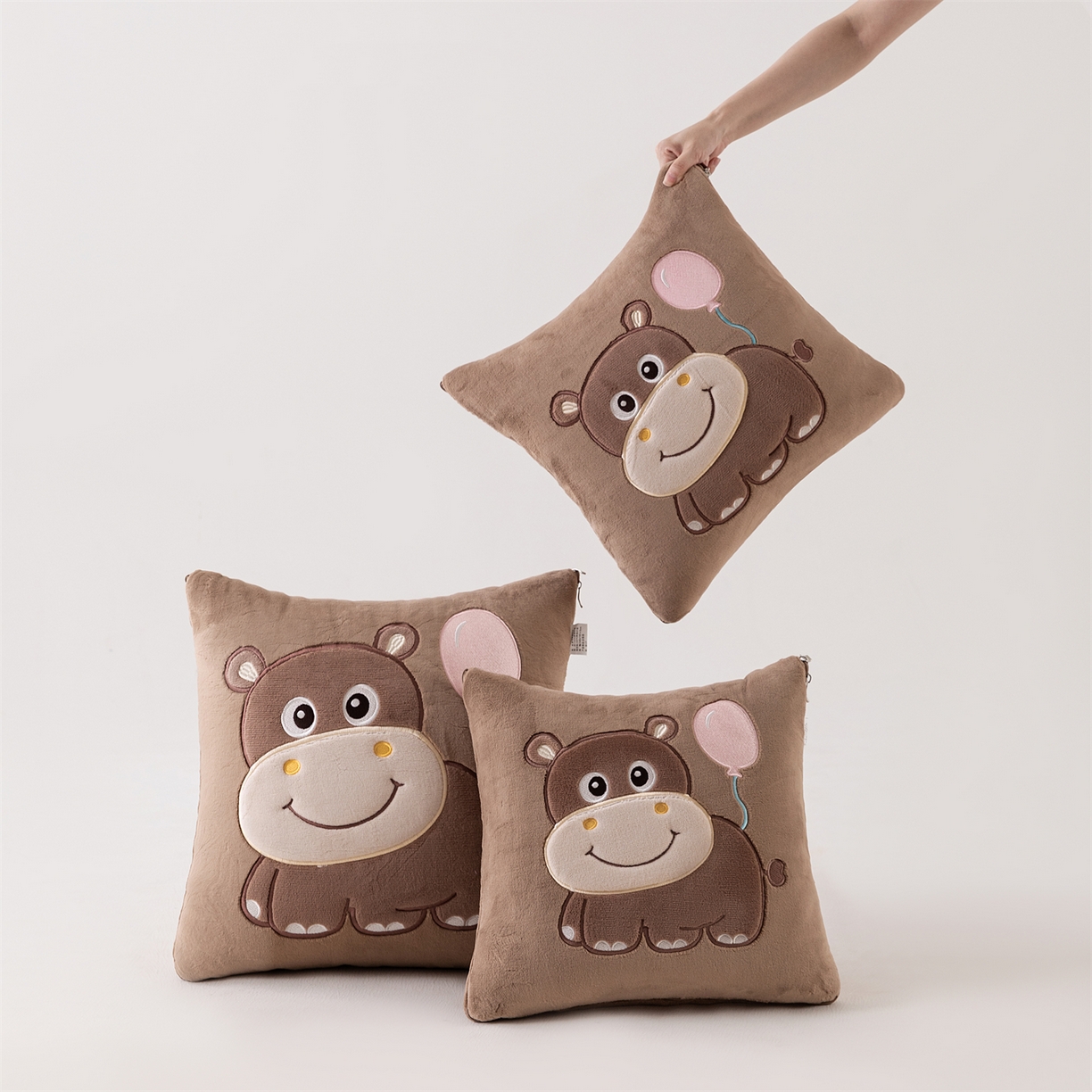 91家纺网 家纺一手货源 找家纺 哩哩熊 2025新款抱枕被子两用加厚牛奶绒二合一汽车载枕头办公室午睡毯子冬天-气球河马 气球河马-深咖