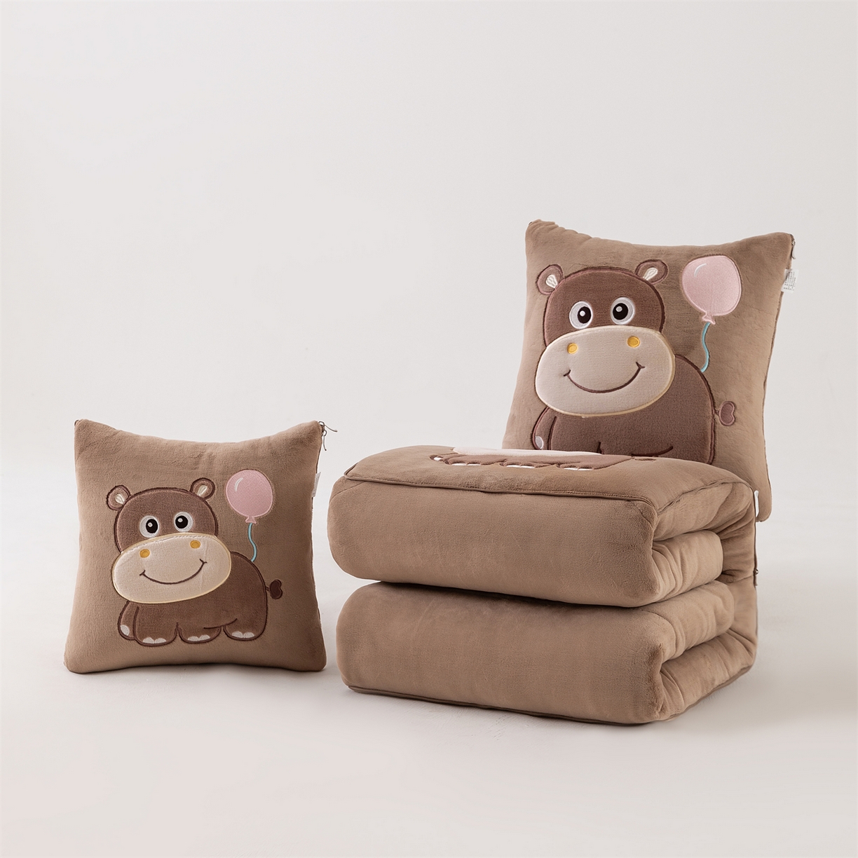 91家纺网 家纺一手货源 找家纺 哩哩熊 2025新款抱枕被子两用加厚牛奶绒二合一汽车载枕头办公室午睡毯子冬天-气球河马 气球河马-深咖