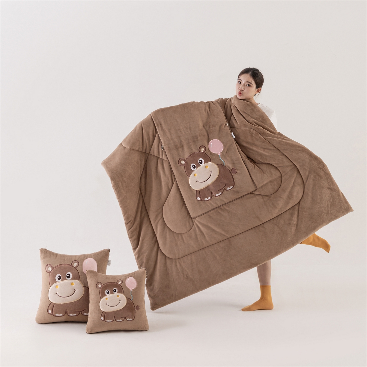 91家纺网 家纺一手货源 找家纺 哩哩熊 2025新款抱枕被子两用加厚牛奶绒二合一汽车载枕头办公室午睡毯子冬天-气球河马 气球河马-深咖