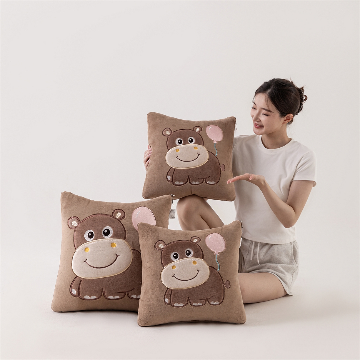 91家纺网 家纺一手货源 找家纺 哩哩熊 2025新款抱枕被子两用加厚牛奶绒二合一汽车载枕头办公室午睡毯子冬天-气球河马 气球河马-深咖