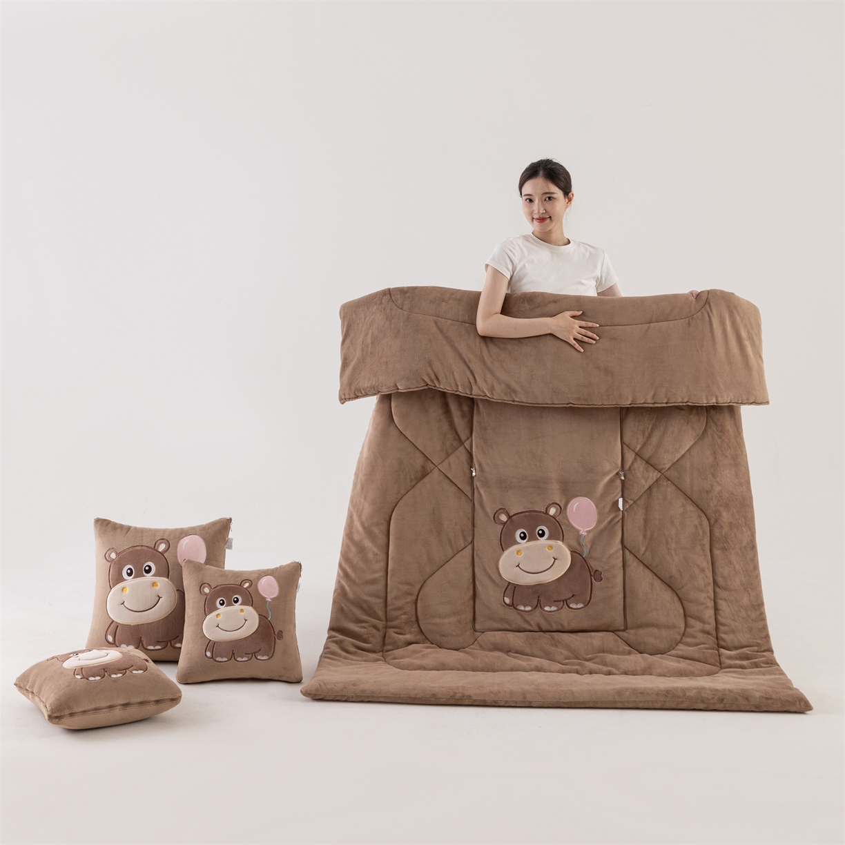 91家纺网 家纺一手货源 找家纺 哩哩熊 2025新款抱枕被子两用加厚牛奶绒二合一汽车载枕头办公室午睡毯子冬天-气球河马 气球河马-深咖