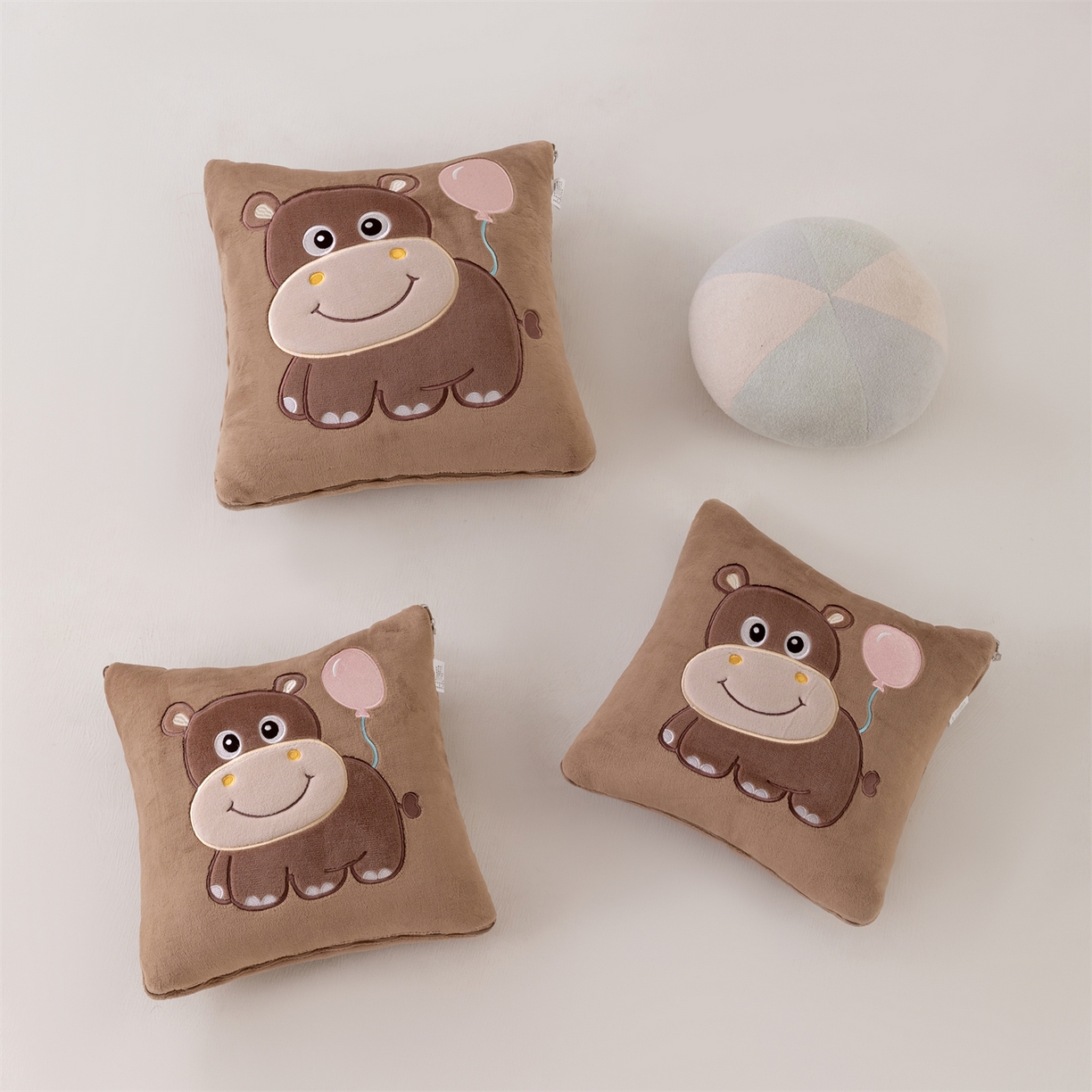 91家纺网 家纺一手货源 找家纺 哩哩熊 2025新款抱枕被子两用加厚牛奶绒二合一汽车载枕头办公室午睡毯子冬天-气球河马 气球河马-深咖