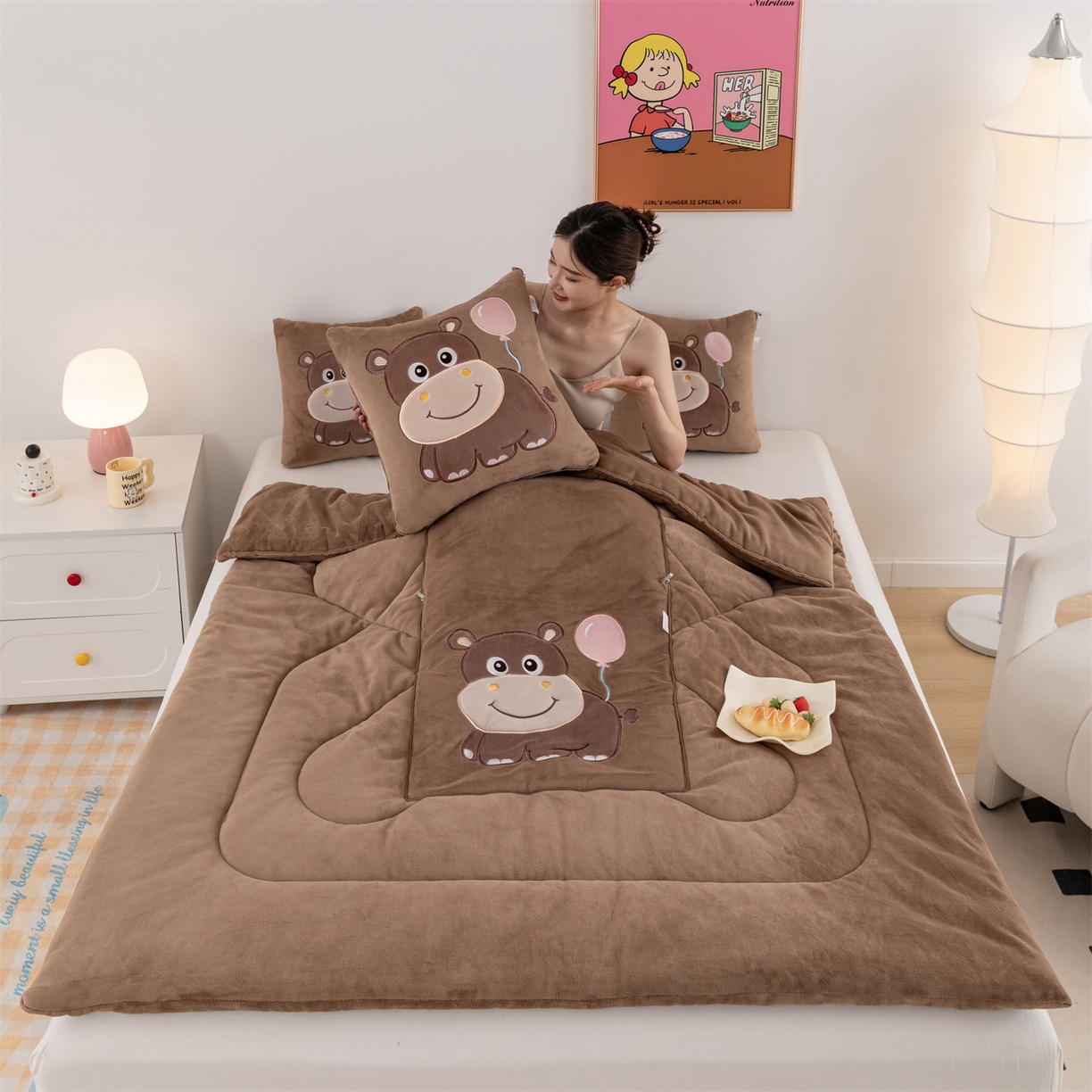 91家纺网 家纺一手货源 找家纺 哩哩熊 2025新款抱枕被子两用加厚牛奶绒二合一汽车载枕头办公室午睡毯子冬天-气球河马 气球河马-深咖