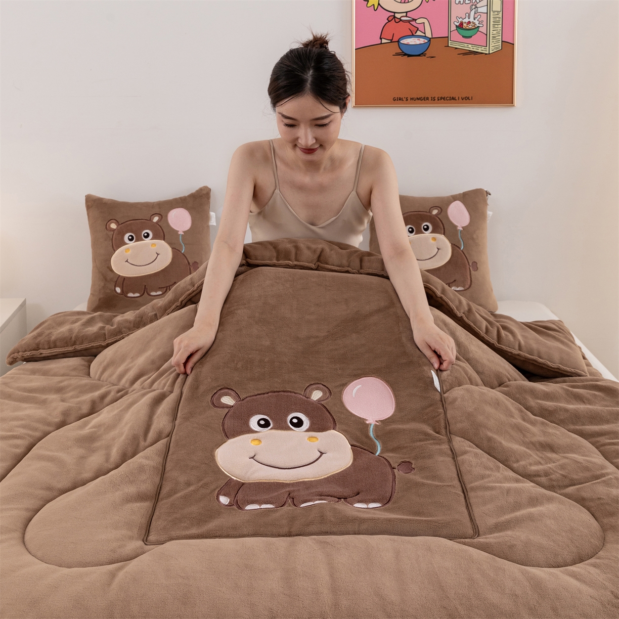 91家纺网 家纺一手货源 找家纺 哩哩熊 2025新款抱枕被子两用加厚牛奶绒二合一汽车载枕头办公室午睡毯子冬天-气球河马 气球河马-深咖