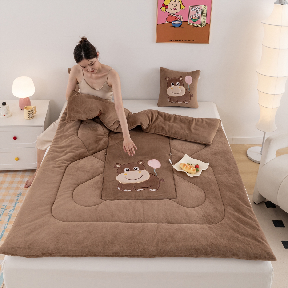 91家纺网 家纺一手货源 找家纺 哩哩熊 2025新款抱枕被子两用加厚牛奶绒二合一汽车载枕头办公室午睡毯子冬天-气球河马 气球河马-深咖