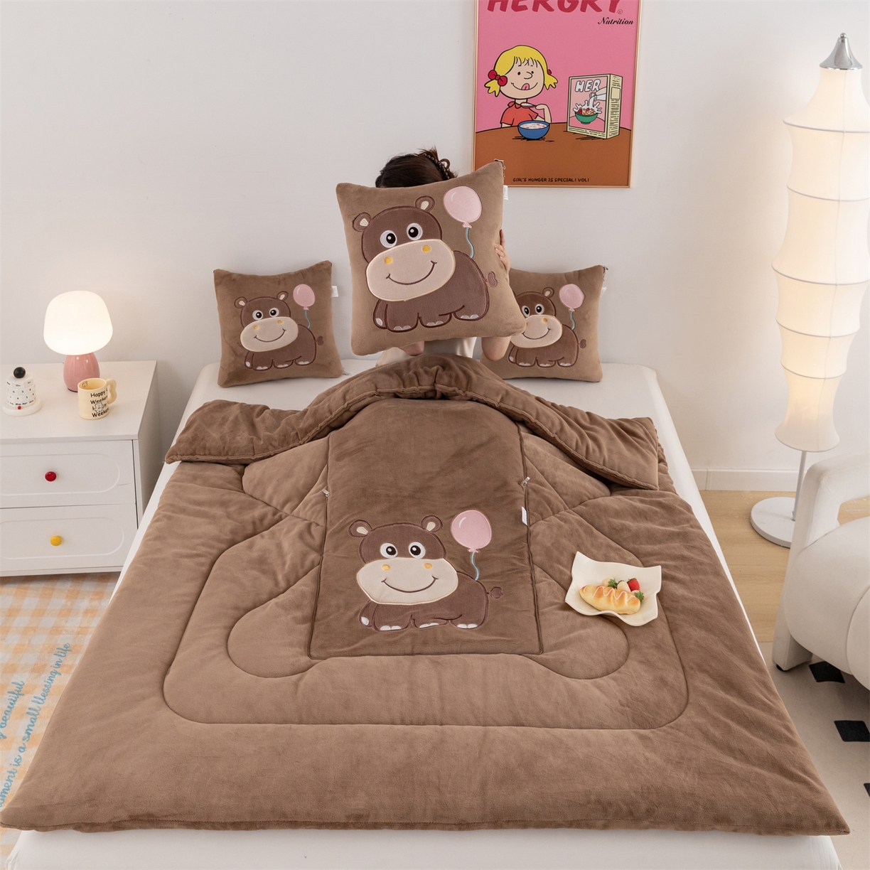 91家纺网 家纺一手货源 找家纺 哩哩熊 2025新款抱枕被子两用加厚牛奶绒二合一汽车载枕头办公室午睡毯子冬天-气球河马 气球河马-深咖