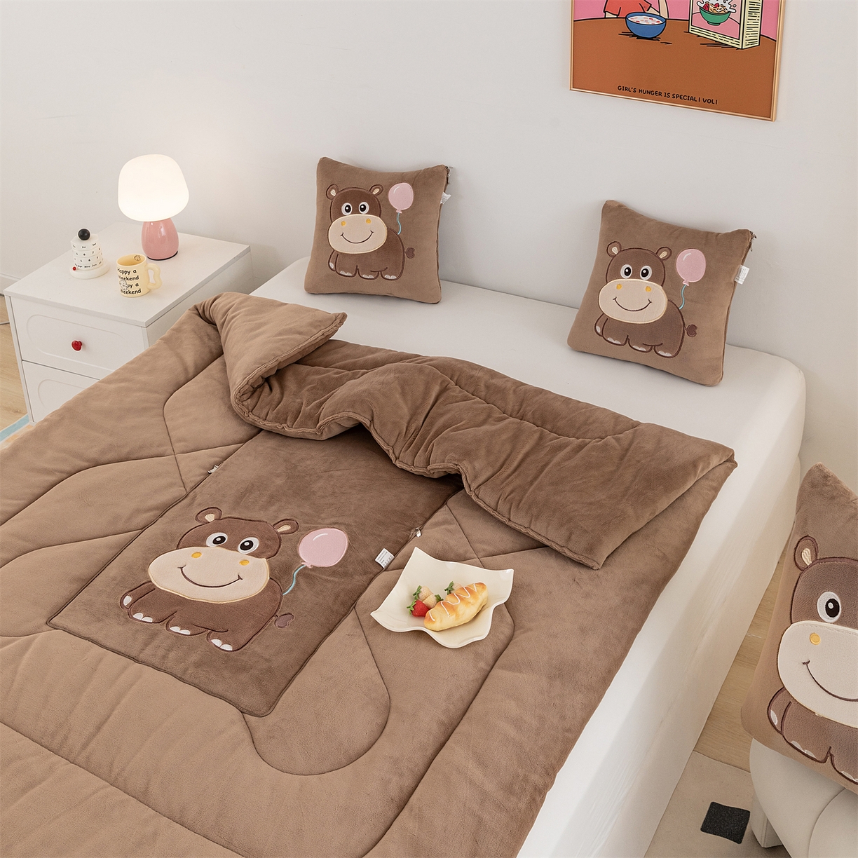 91家纺网 家纺一手货源 找家纺 哩哩熊 2025新款抱枕被子两用加厚牛奶绒二合一汽车载枕头办公室午睡毯子冬天-气球河马 气球河马-深咖