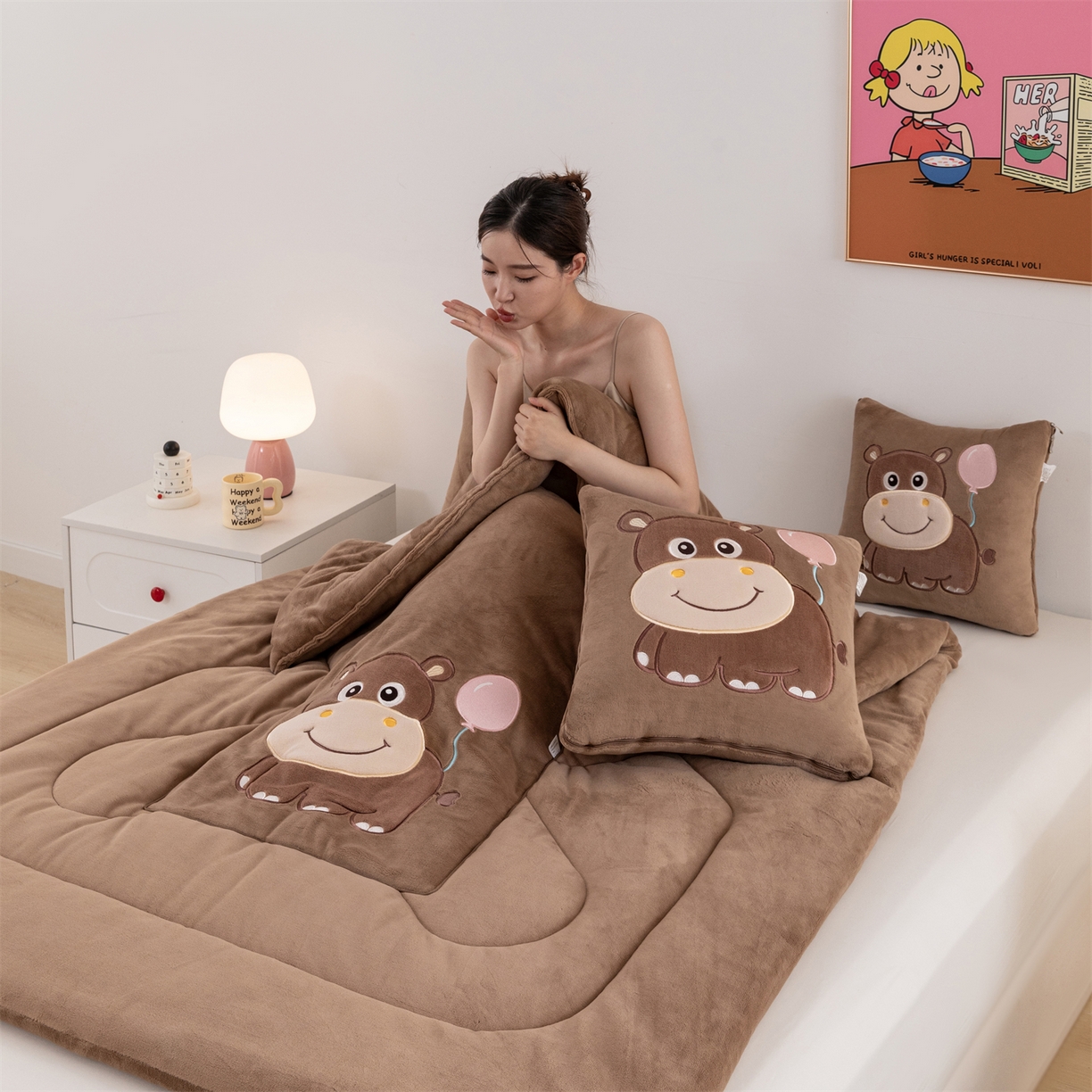 91家纺网 家纺一手货源 找家纺 哩哩熊 2025新款抱枕被子两用加厚牛奶绒二合一汽车载枕头办公室午睡毯子冬天-气球河马 气球河马-深咖