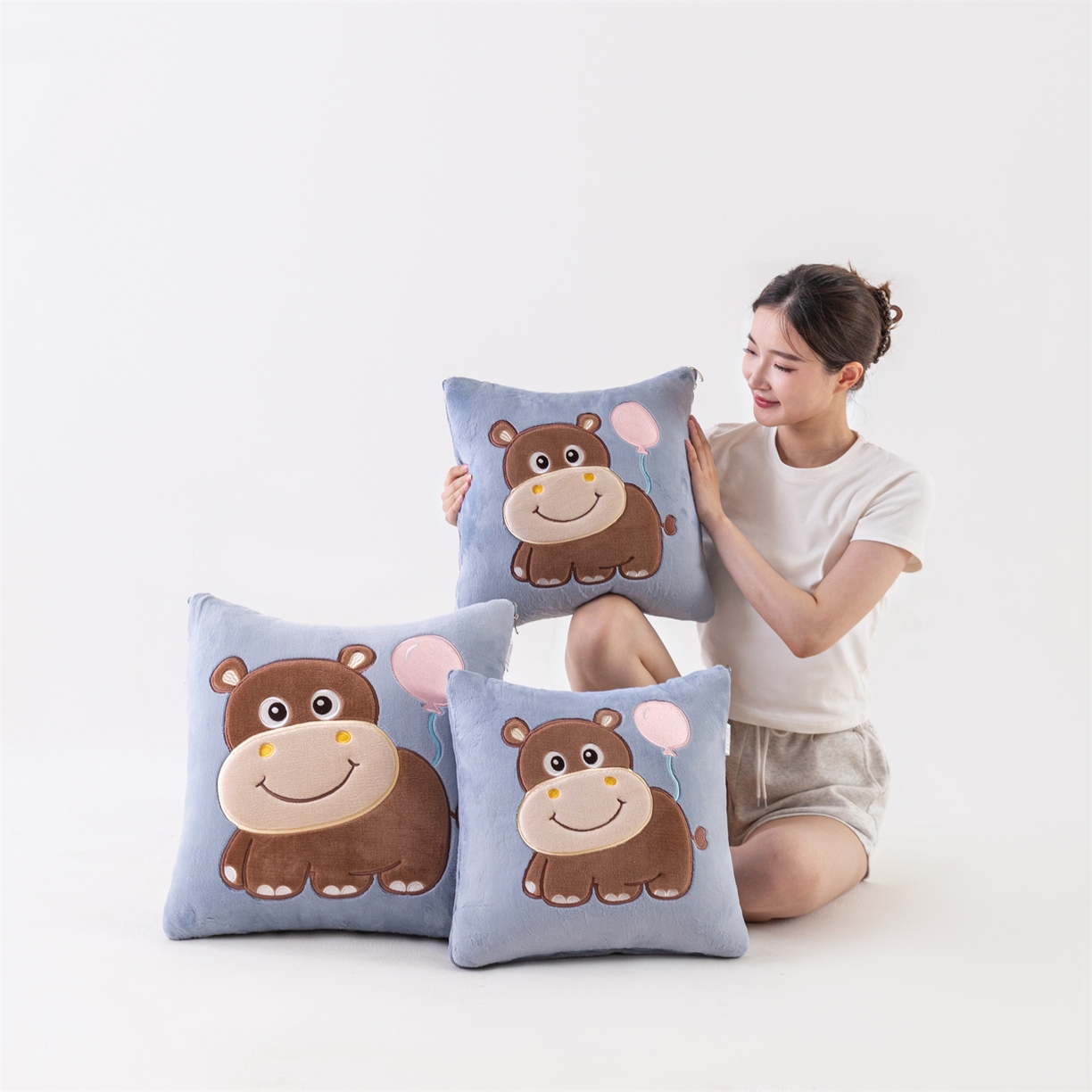91家纺网 家纺一手货源 找家纺 哩哩熊 2025新款抱枕被子两用加厚牛奶绒二合一汽车载枕头办公室午睡毯子冬天-气球河马 气球河马-雾蓝