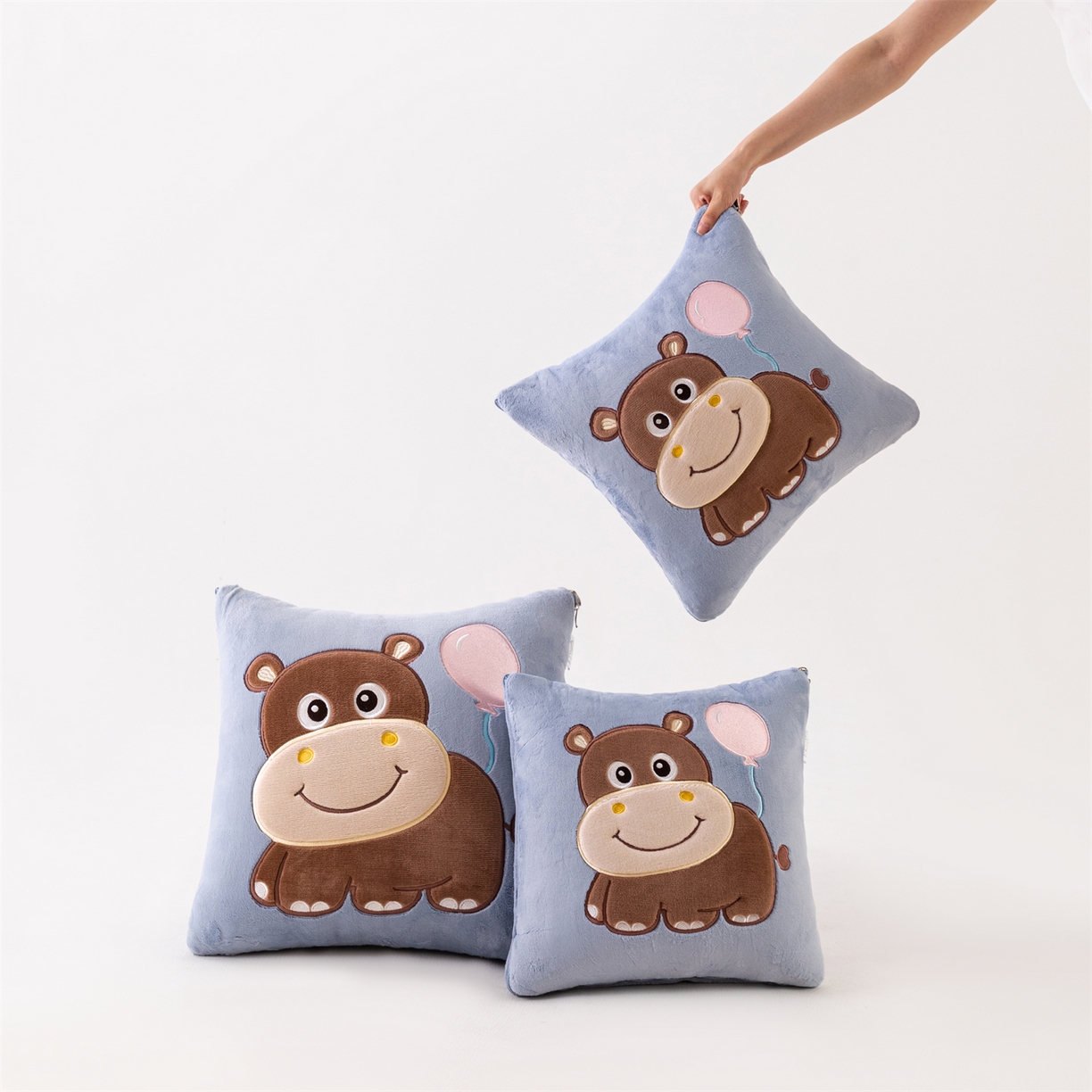 91家纺网 家纺一手货源 找家纺 哩哩熊 2025新款抱枕被子两用加厚牛奶绒二合一汽车载枕头办公室午睡毯子冬天-气球河马 气球河马-雾蓝