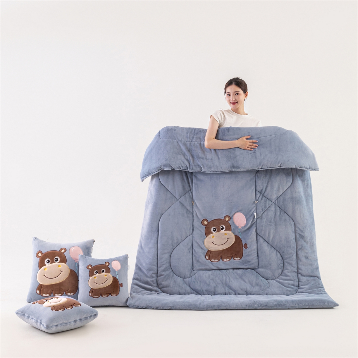 91家纺网 家纺一手货源 找家纺 哩哩熊 2025新款抱枕被子两用加厚牛奶绒二合一汽车载枕头办公室午睡毯子冬天-气球河马 气球河马-雾蓝