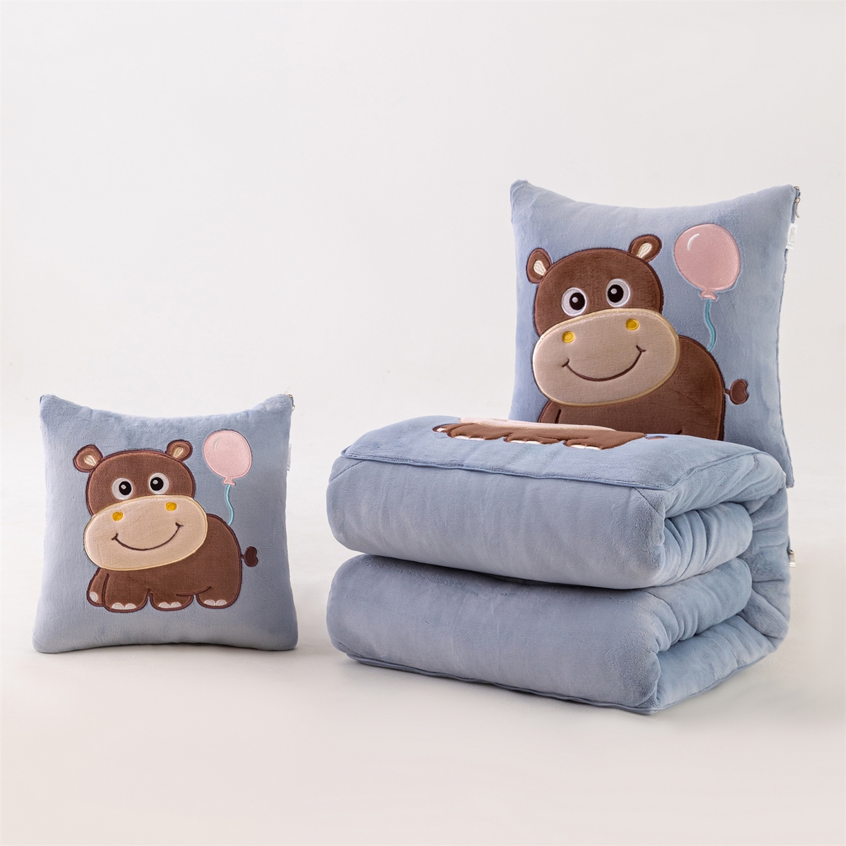 91家纺网 家纺一手货源 找家纺 哩哩熊 2025新款抱枕被子两用加厚牛奶绒二合一汽车载枕头办公室午睡毯子冬天-气球河马 气球河马-雾蓝