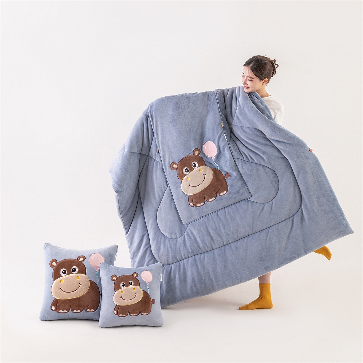 91家纺网 家纺一手货源 找家纺 哩哩熊 2025新款抱枕被子两用加厚牛奶绒二合一汽车载枕头办公室午睡毯子冬天-气球河马 气球河马-雾蓝