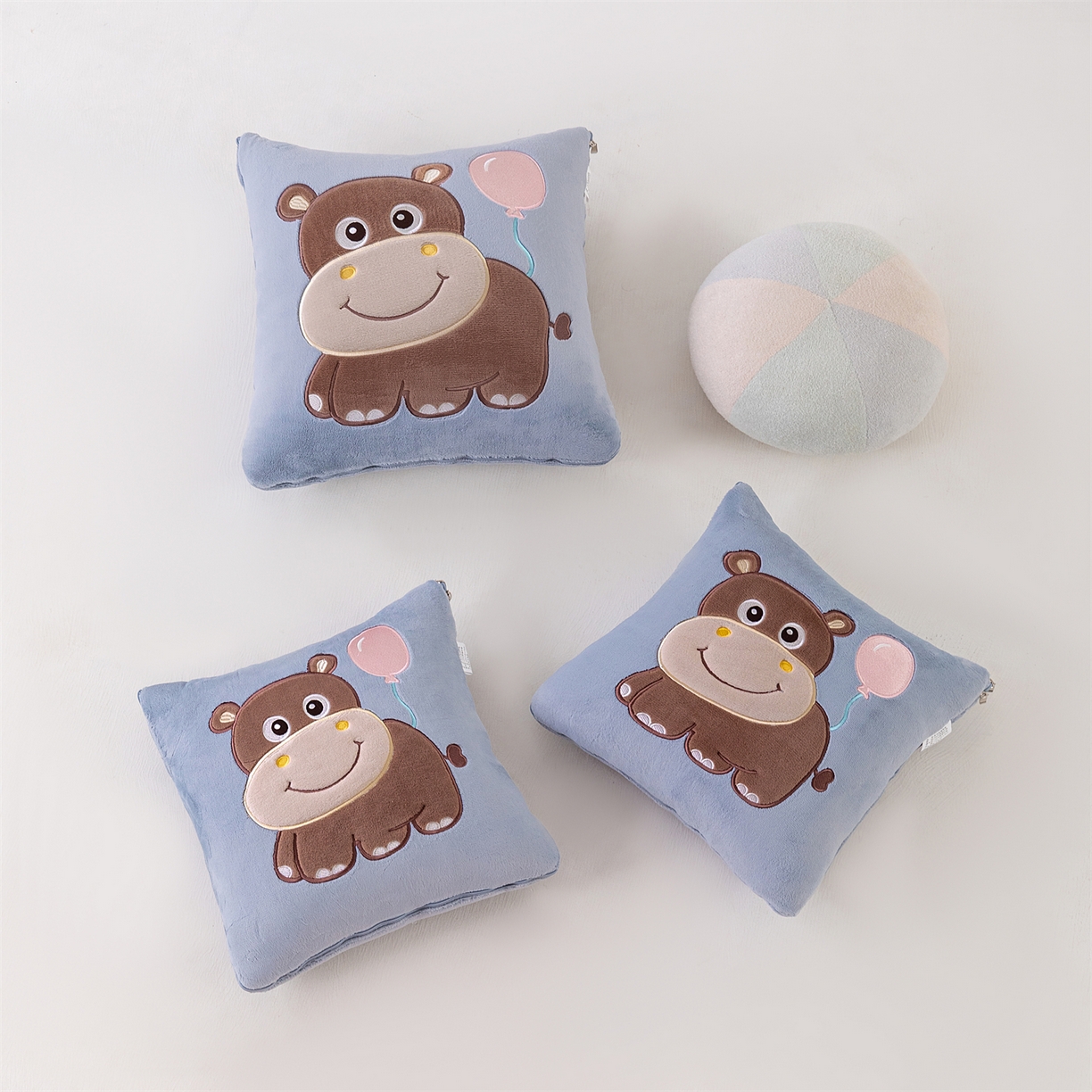 91家纺网 家纺一手货源 找家纺 哩哩熊 2025新款抱枕被子两用加厚牛奶绒二合一汽车载枕头办公室午睡毯子冬天-气球河马 气球河马-雾蓝