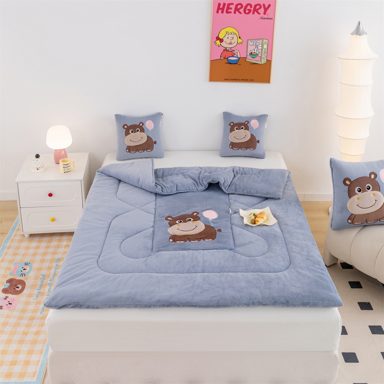 91家纺网 家纺一手货源 找家纺 哩哩熊 2025新款抱枕被子两用加厚牛奶绒二合一汽车载枕头办公室午睡毯子冬天-气球河马 气球河马-雾蓝