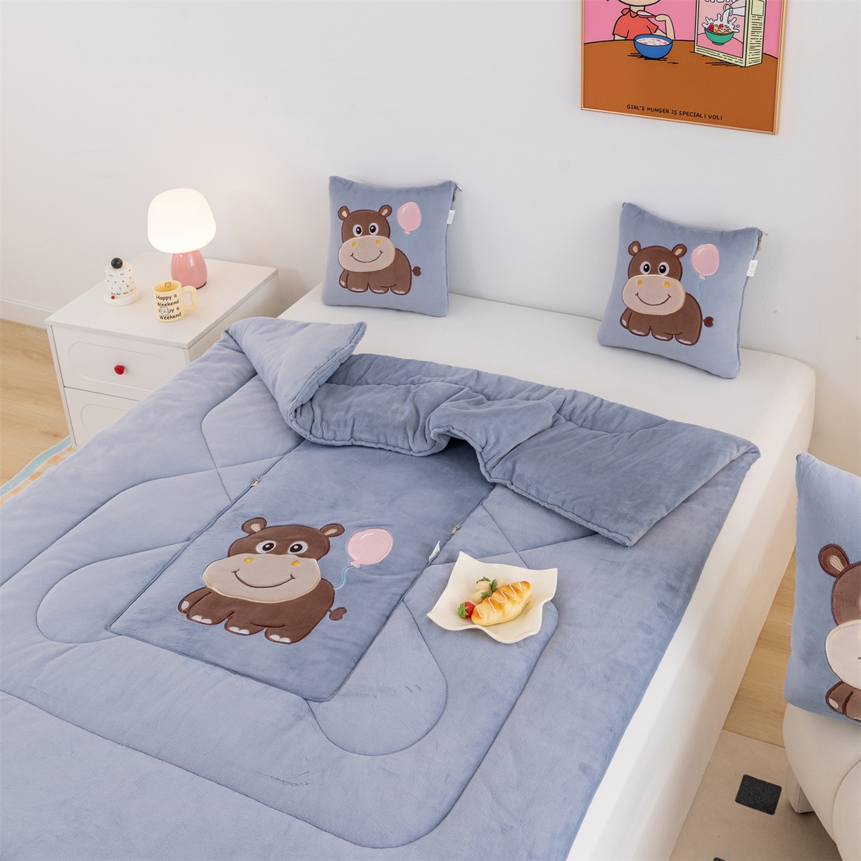 91家纺网 家纺一手货源 找家纺 哩哩熊 2025新款抱枕被子两用加厚牛奶绒二合一汽车载枕头办公室午睡毯子冬天-气球河马 气球河马-雾蓝