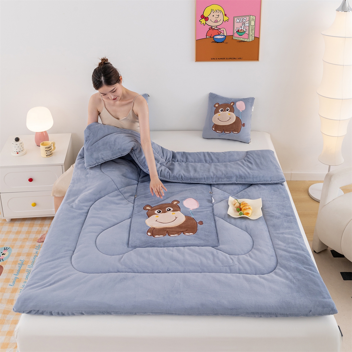 91家纺网 家纺一手货源 找家纺 哩哩熊 2025新款抱枕被子两用加厚牛奶绒二合一汽车载枕头办公室午睡毯子冬天-气球河马 气球河马-雾蓝