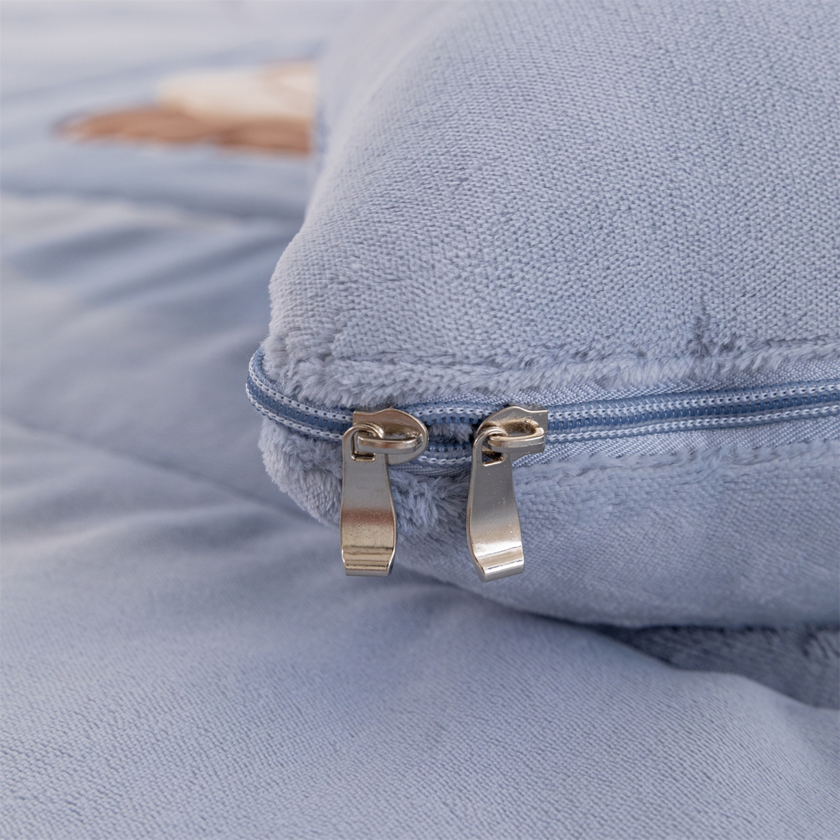 91家纺网 家纺一手货源 找家纺 哩哩熊 2025新款抱枕被子两用加厚牛奶绒二合一汽车载枕头办公室午睡毯子冬天-气球河马 气球河马-雾蓝